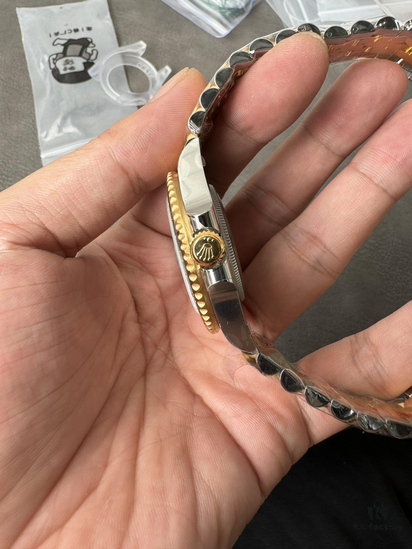 Clean Greenwich Two-Tone Gold Leather Bezel