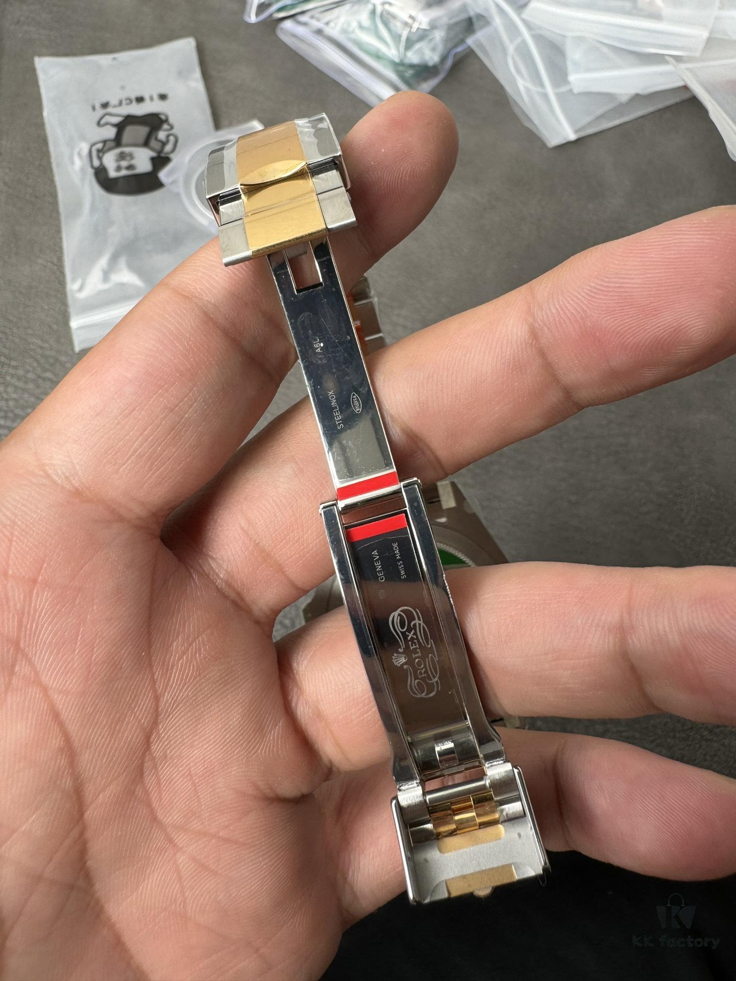 Clean Greenwich Two-Tone Gold Leather Bezel