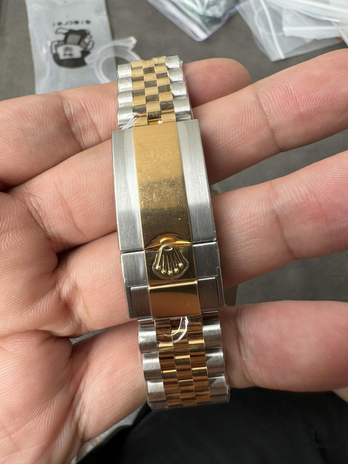 Clean Greenwich Two-Tone Gold Leather Bezel