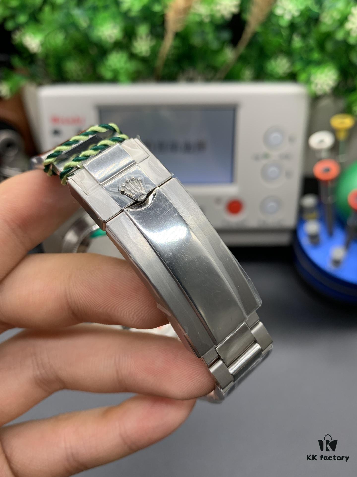 Customized Rolex SUB Submariner with Rear Diamond Inlay