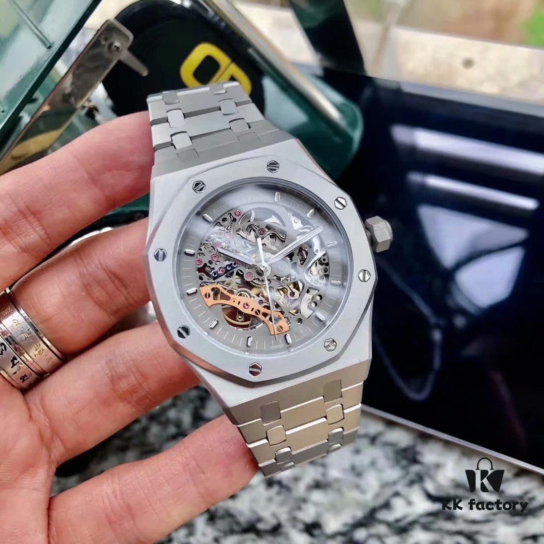 AP Royal Oak Offshore Series! Dial adorned with BOY Tapisserie openwork decoration, delivering a stronger visual impact. The 41mm watch aligns with modern trends, highlighting masculine charisma, brilliantly radiant with substantial texture, featuring an openwork movement, scratch-resistant glass, 316 stainless steel case, and 361 stainless steel bracelet, epitomizing the ultimate classic in vibrant men's timepieces