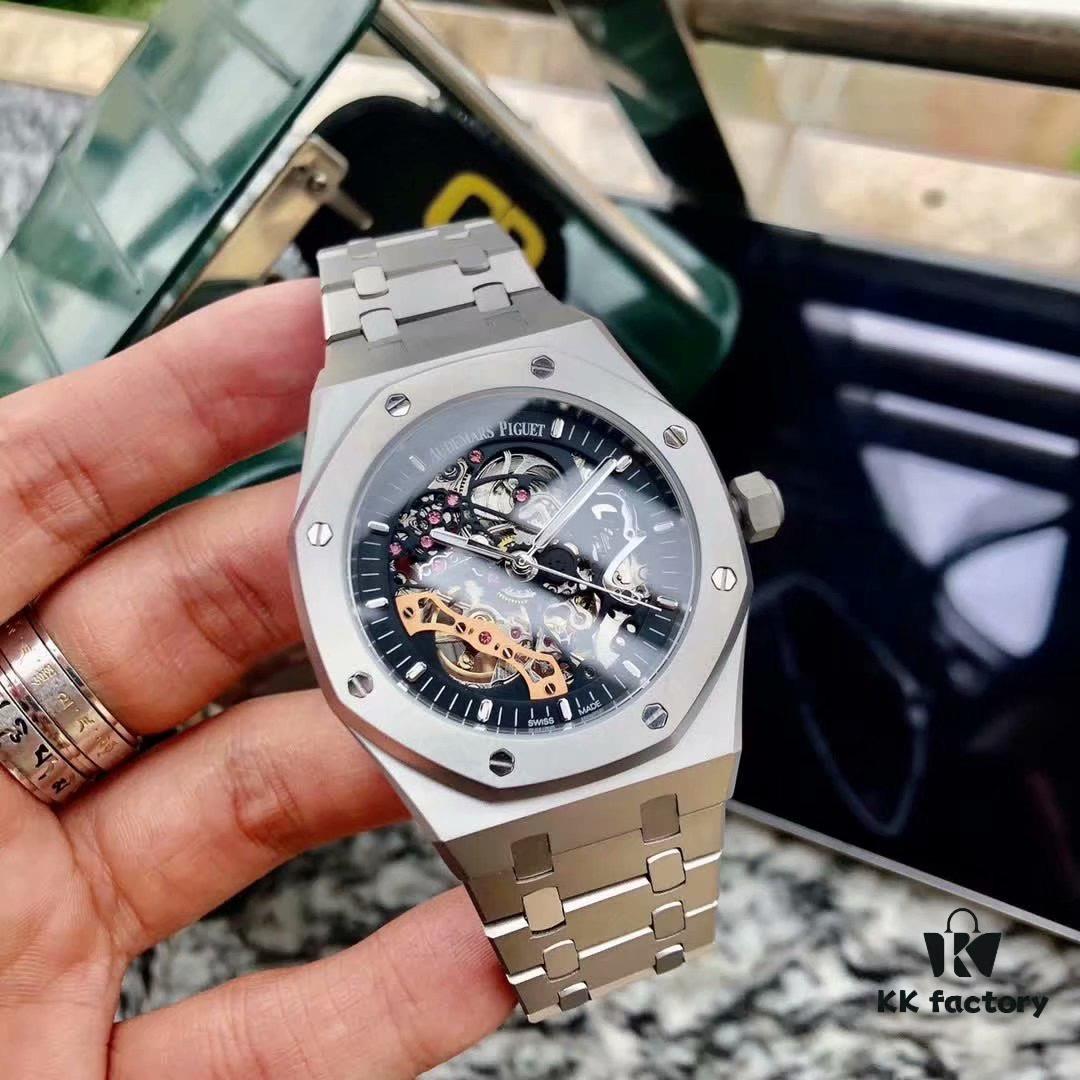 AP Royal Oak Offshore Series! Dial adorned with BOY Tapisserie openwork decoration, delivering a stronger visual impact. The 41mm watch aligns with modern trends, highlighting masculine charisma, brilliantly radiant with substantial texture, featuring an openwork movement, scratch-resistant glass, 316 stainless steel case, and 361 stainless steel bracelet, epitomizing the ultimate classic in vibrant men's timepieces