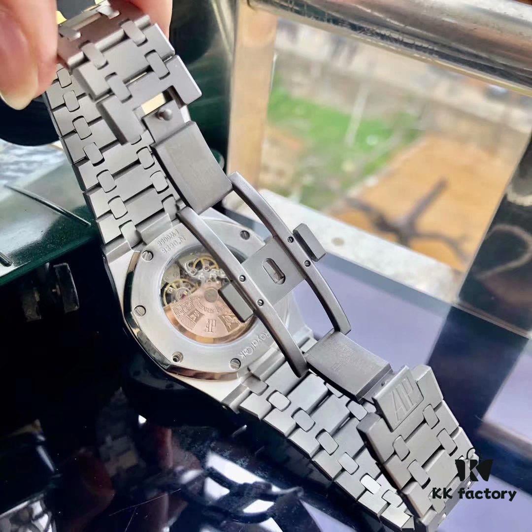 AP Royal Oak Offshore Series! Dial adorned with BOY Tapisserie openwork decoration, delivering a stronger visual impact. The 41mm watch aligns with modern trends, highlighting masculine charisma, brilliantly radiant with substantial texture, featuring an openwork movement, scratch-resistant glass, 316 stainless steel case, and 361 stainless steel bracelet, epitomizing the ultimate classic in vibrant men's timepieces