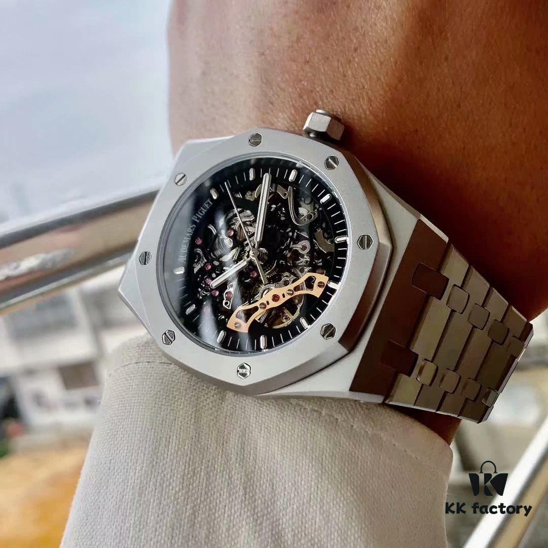 AP Royal Oak Offshore Series! Dial adorned with BOY Tapisserie openwork decoration, delivering a stronger visual impact. The 41mm watch aligns with modern trends, highlighting masculine charisma, brilliantly radiant with substantial texture, featuring an openwork movement, scratch-resistant glass, 316 stainless steel case, and 361 stainless steel bracelet, epitomizing the ultimate classic in vibrant men's timepieces