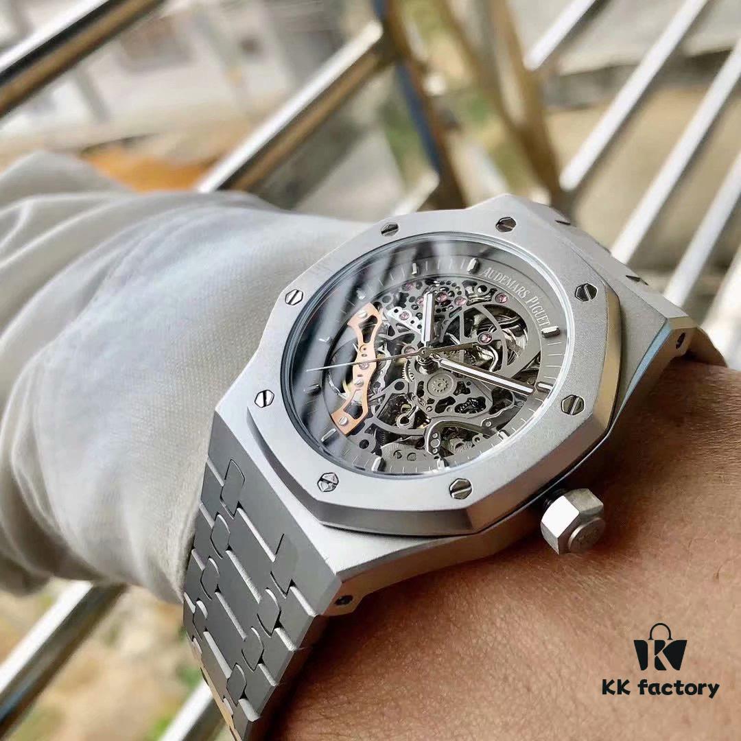 AP Royal Oak Offshore Series! Dial adorned with BOY Tapisserie openwork decoration, delivering a stronger visual impact. The 41mm watch aligns with modern trends, highlighting masculine charisma, brilliantly radiant with substantial texture, featuring an openwork movement, scratch-resistant glass, 316 stainless steel case, and 361 stainless steel bracelet, epitomizing the ultimate classic in vibrant men's timepieces