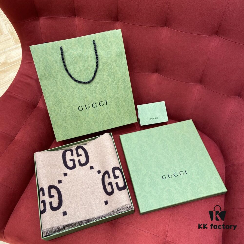 GUCCI Never Fails, The Hottest Scarf Sensation – A Perfectly Versatile Earth-Tone Beauty to Brighten Your Winter