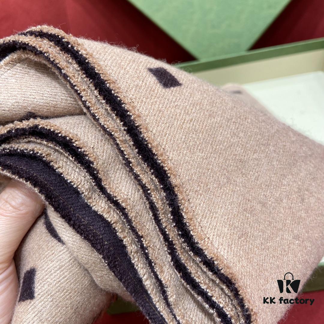 GUCCI Never Fails, The Hottest Scarf Sensation – A Perfectly Versatile Earth-Tone Beauty to Brighten Your Winter