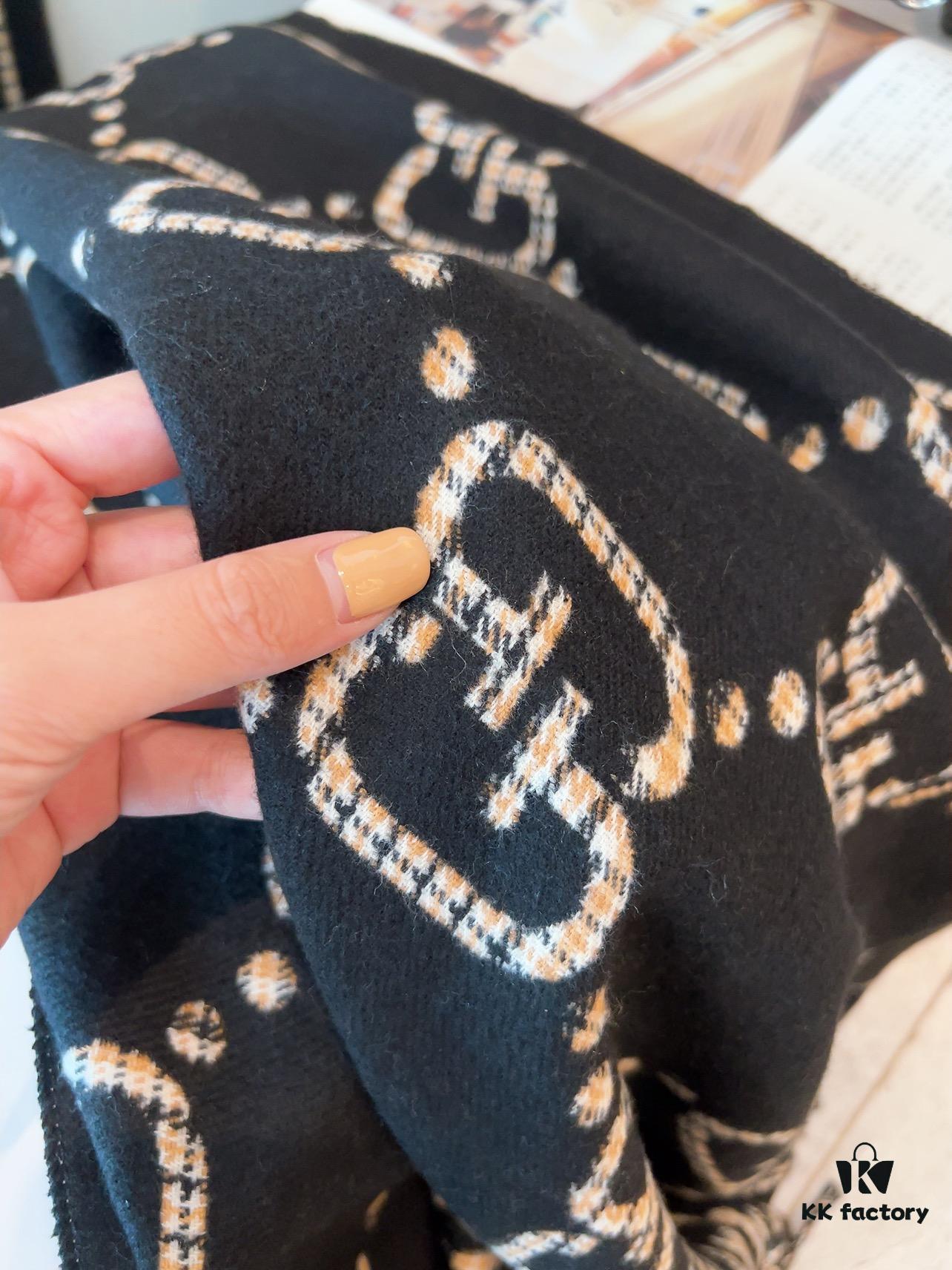 Gucci Classic Two-Tone Twill Scarf - Premium Quality, New 2022 Colors, Core-Spun Yarn