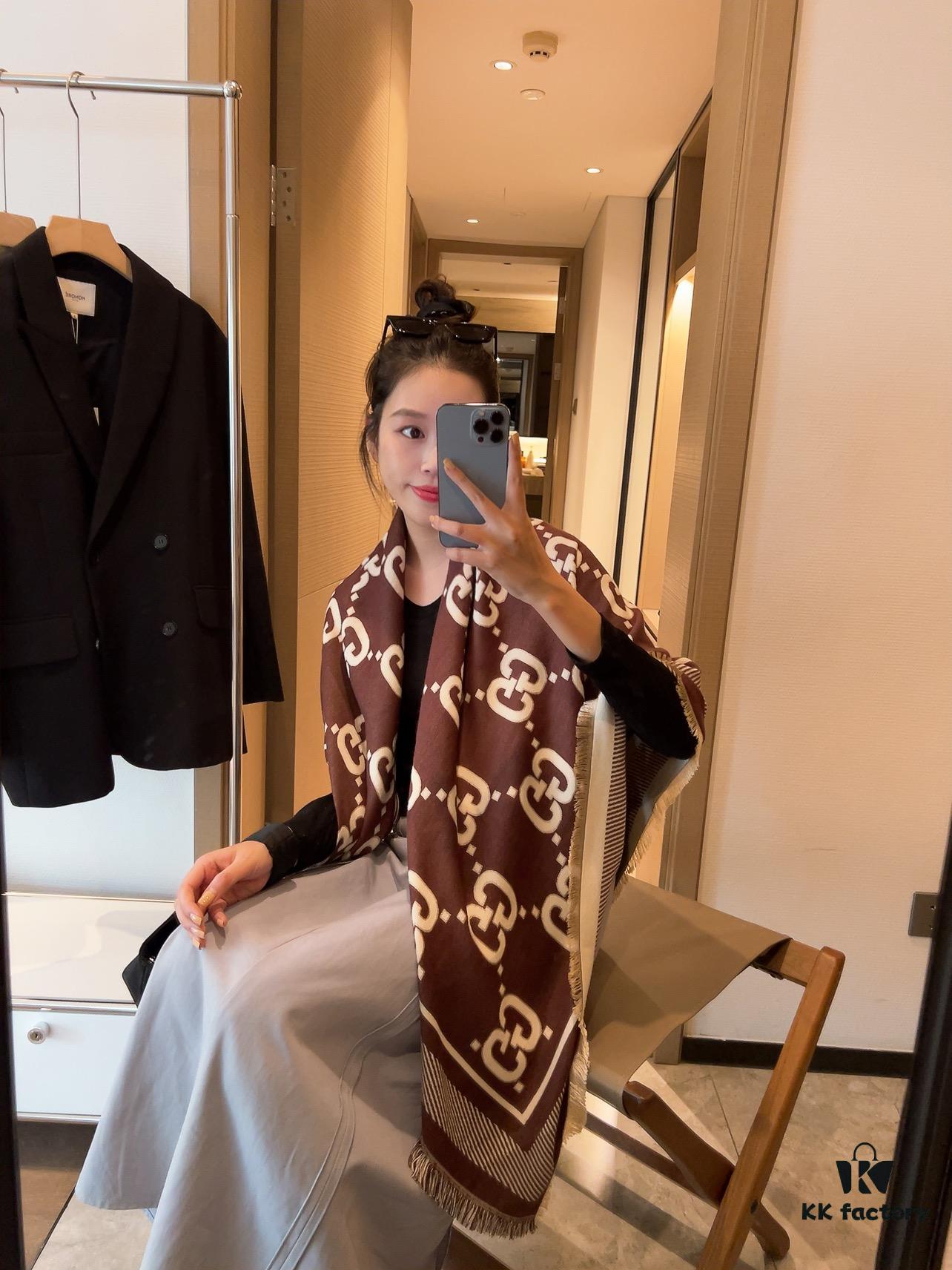 Gucci Premium Original Stock Large Scarf 140x140 cm - New 2022 Double-Sided Classic Print in Dual Colors