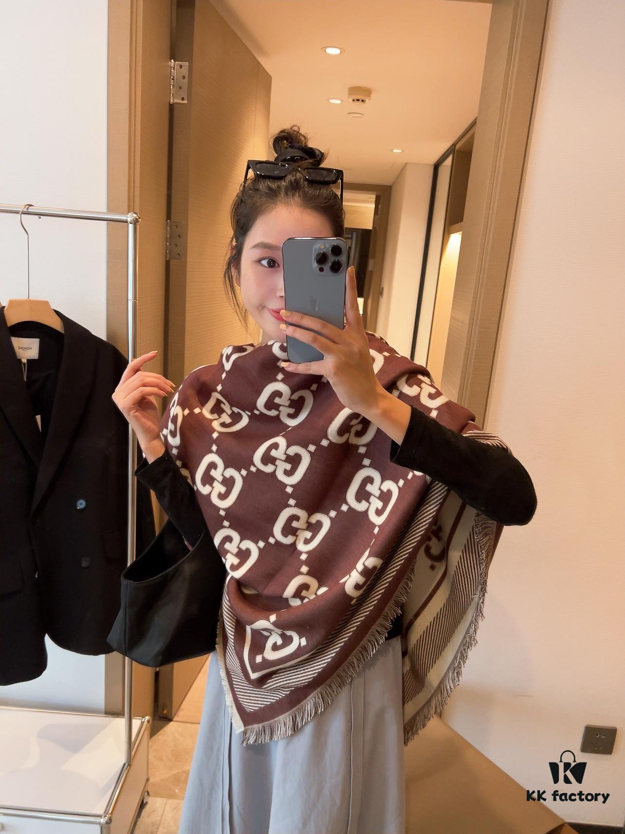 Gucci Premium Original Stock Large Scarf 140x140 cm - New 2022 Double-Sided Classic Print in Dual Colors