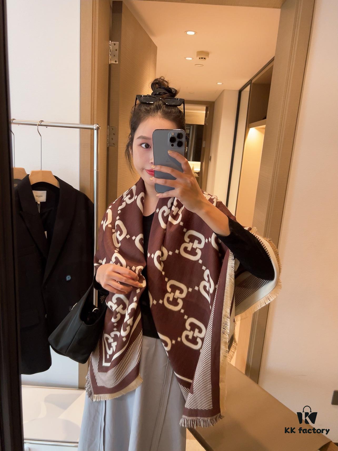 Gucci Premium Original Stock Large Scarf 140x140 cm - New 2022 Double-Sided Classic Print in Dual Colors