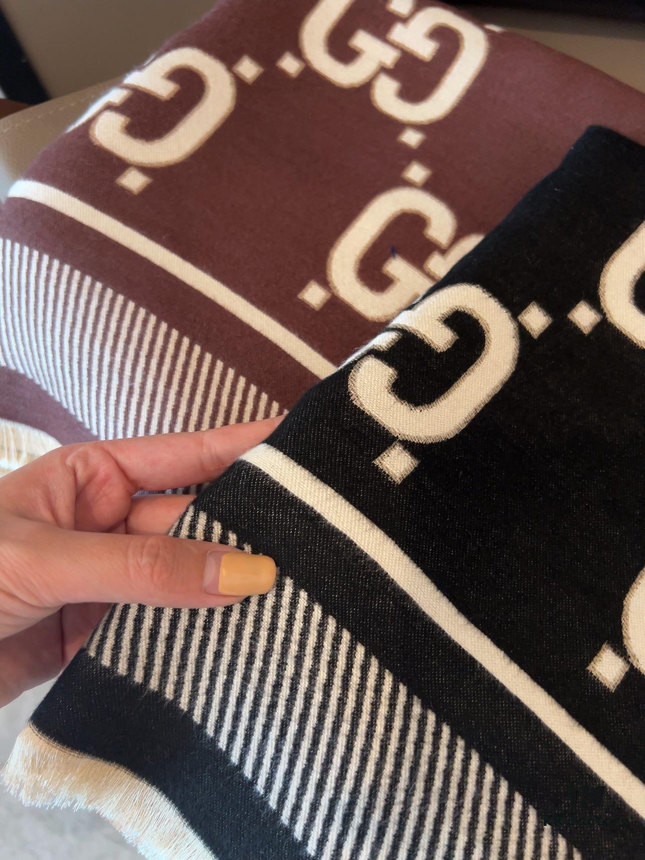 Gucci Premium Original Stock Large Scarf 140x140 cm - New 2022 Double-Sided Classic Print in Dual Colors