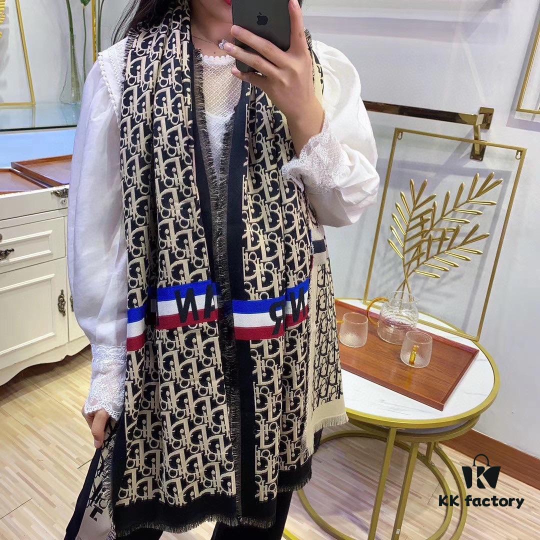 Classic D-Letter Long Scarf – A Timeless Piece to Elevate Elegance and Style