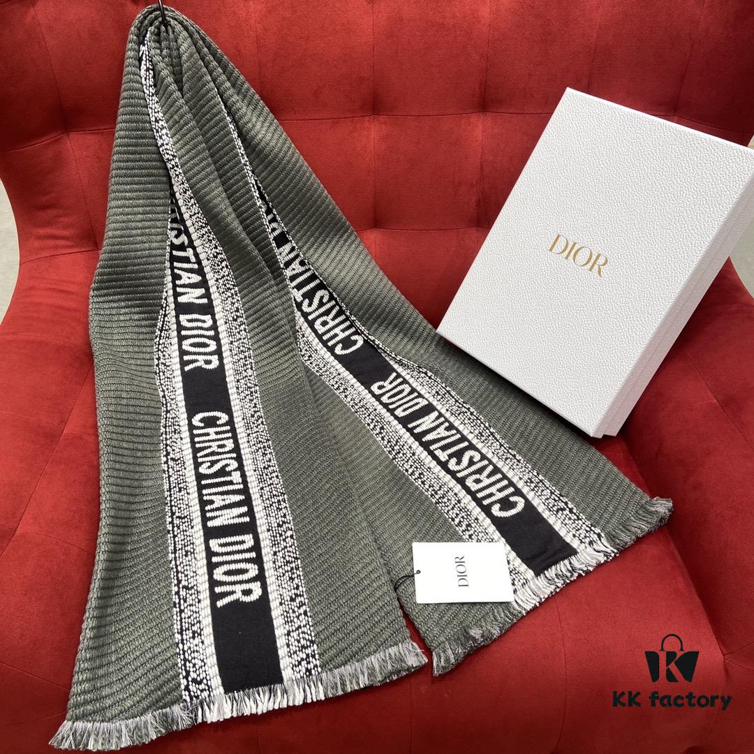 Gray Dior's Latest Autumn/Winter Preppy Double-Sided Scarf – Extremely Versatile, Two Looks in One