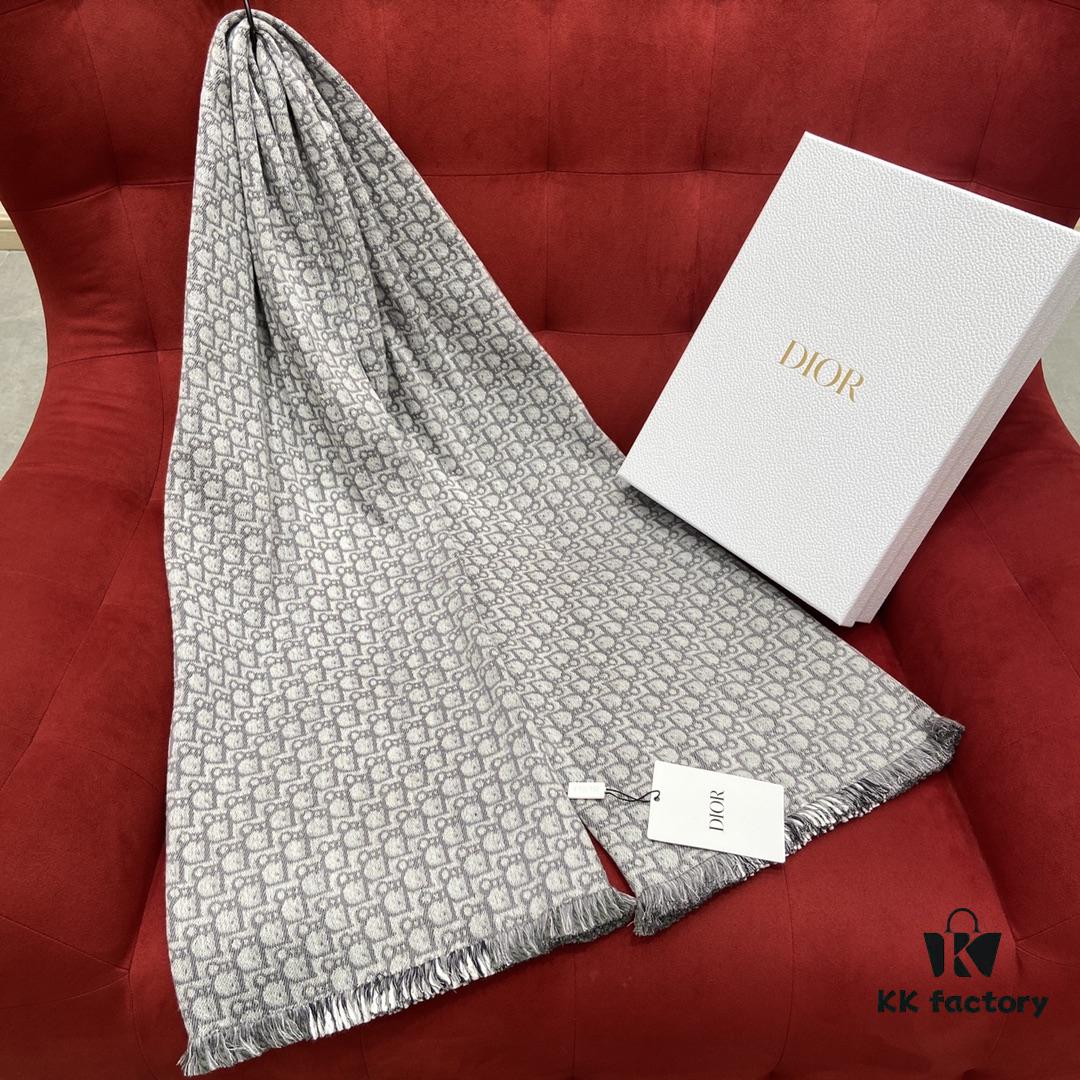 Gray Dior's Latest Autumn/Winter Preppy Double-Sided Scarf – Extremely Versatile, Two Looks in One