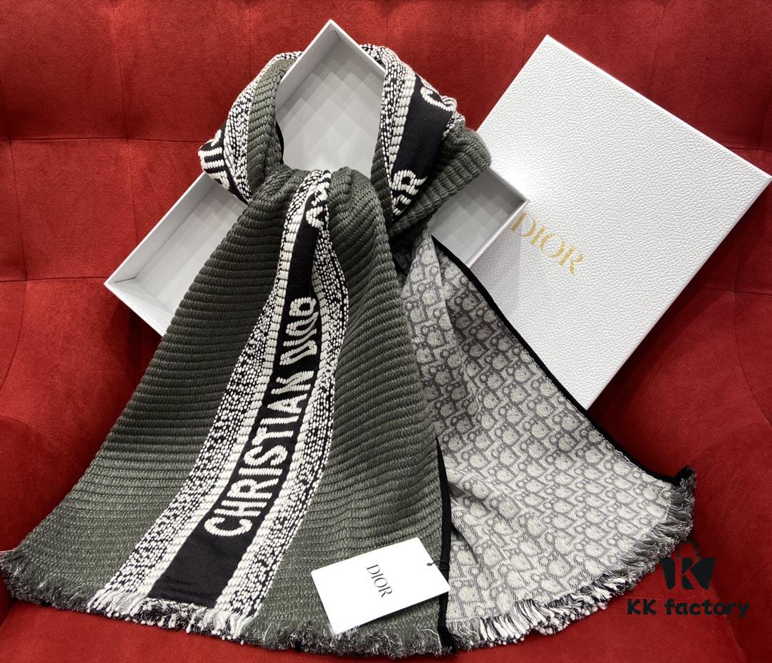 Gray Dior's Latest Autumn/Winter Preppy Double-Sided Scarf – Extremely Versatile, Two Looks in One