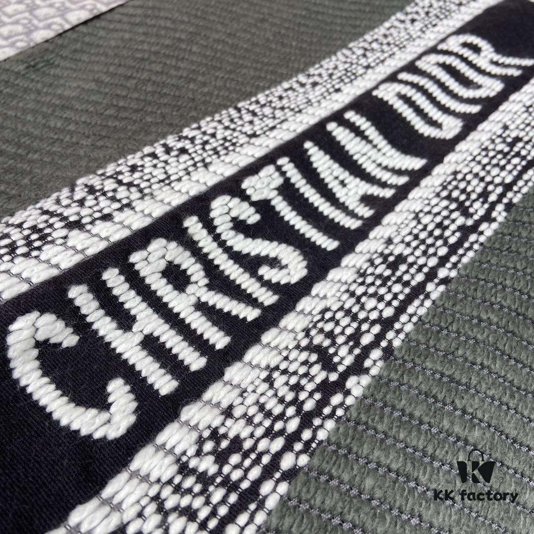 Gray Dior's Latest Autumn/Winter Preppy Double-Sided Scarf – Extremely Versatile, Two Looks in One