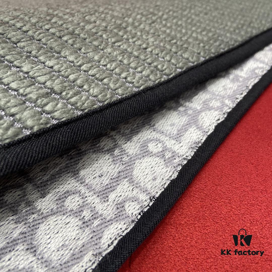 Gray Dior's Latest Autumn/Winter Preppy Double-Sided Scarf – Extremely Versatile, Two Looks in One