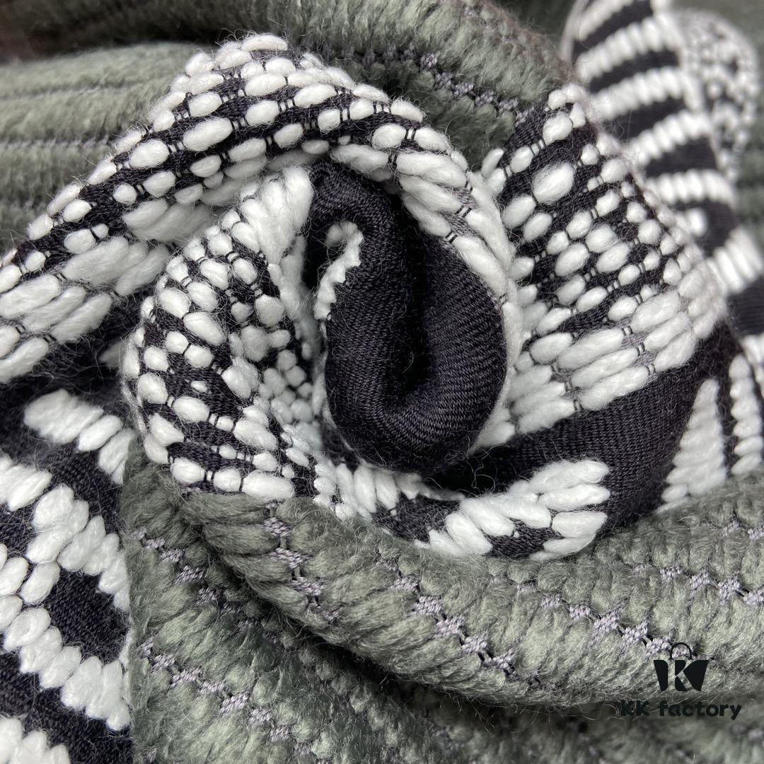 Gray Dior's Latest Autumn/Winter Preppy Double-Sided Scarf – Extremely Versatile, Two Looks in One