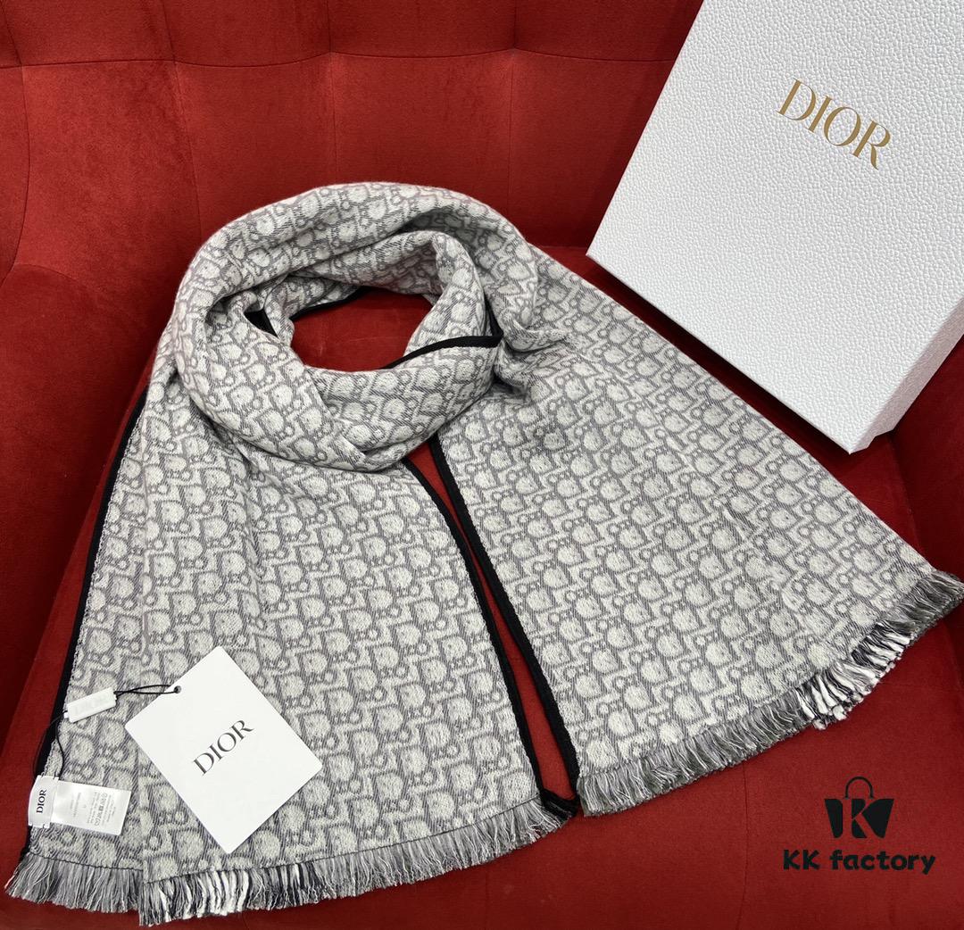 Gray Dior's Latest Autumn/Winter Preppy Double-Sided Scarf – Extremely Versatile, Two Looks in One