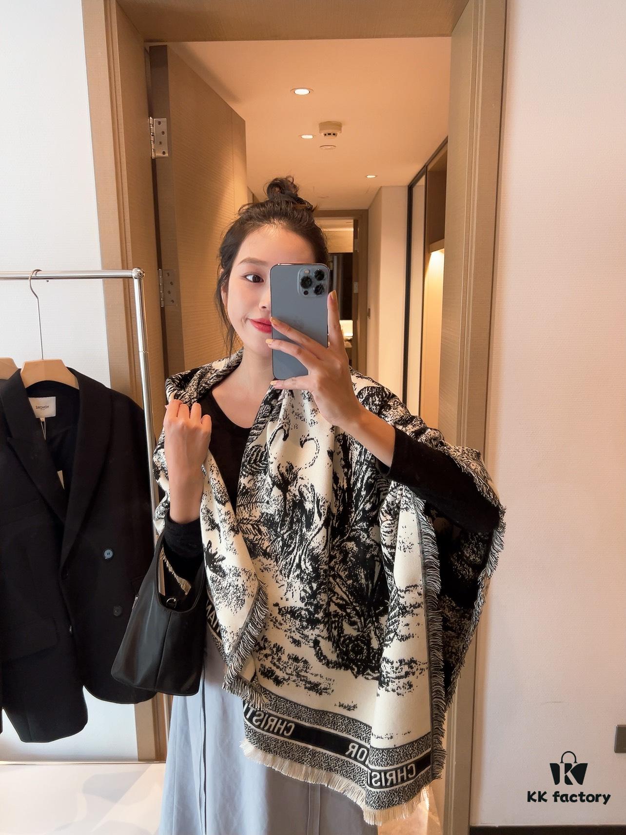 New Arrival❤️ DIOR 2022 Spring Collection 'Rueil Jungle Hand-Drawn Velvet Scarf'