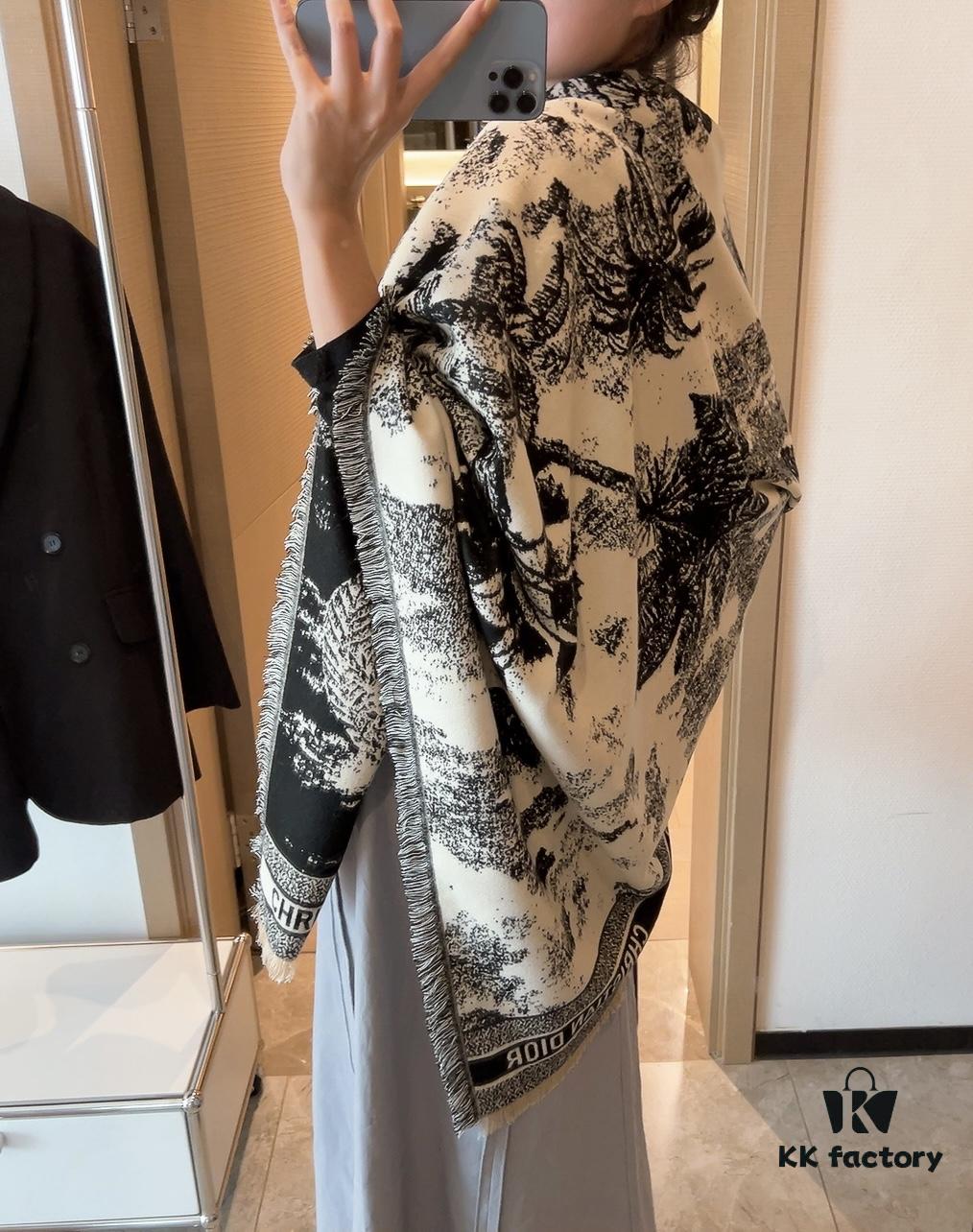 New Arrival❤️ DIOR 2022 Spring Collection 'Rueil Jungle Hand-Drawn Velvet Scarf'