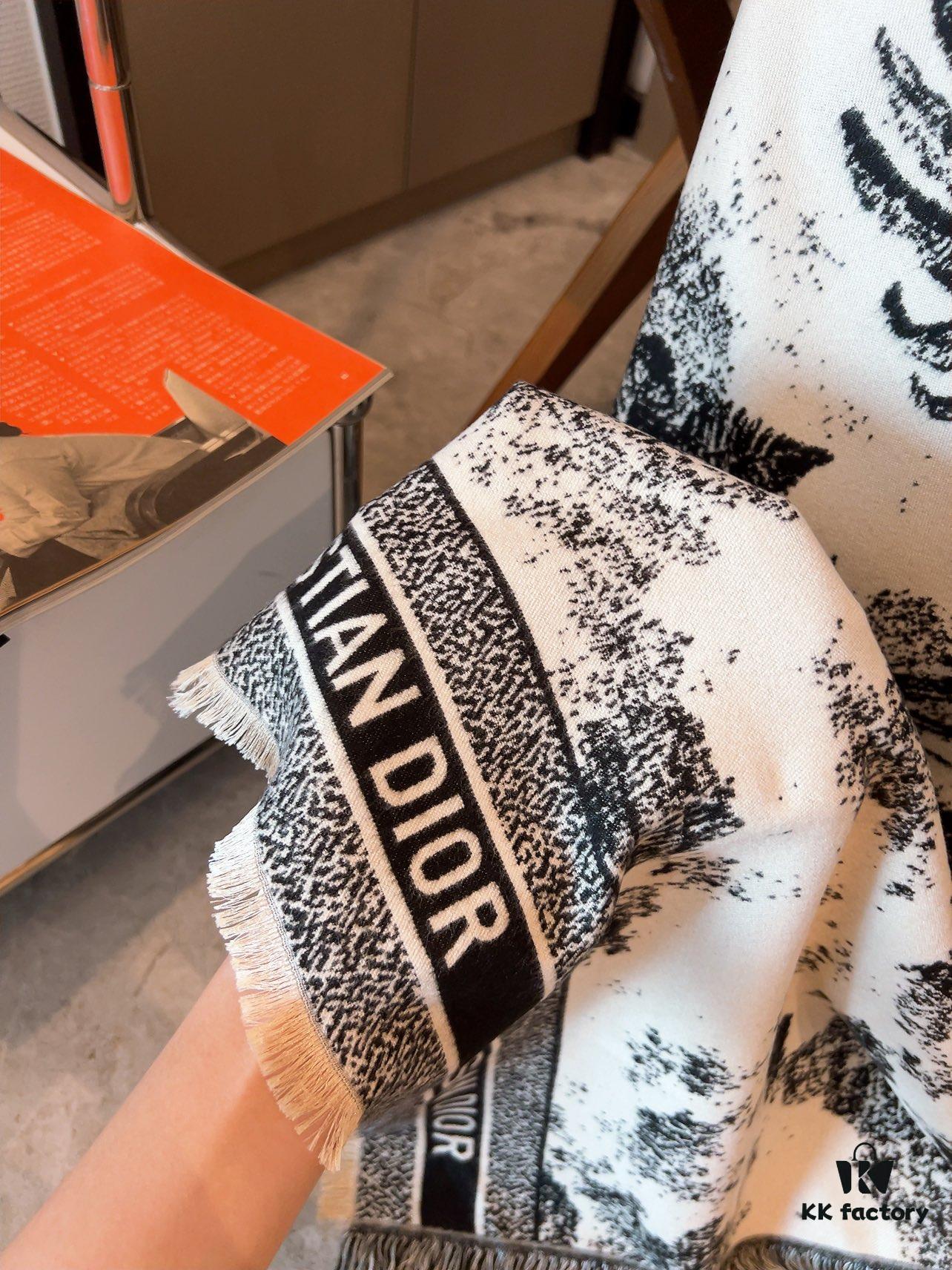 New Arrival❤️ DIOR 2022 Spring Collection 'Rueil Jungle Hand-Drawn Velvet Scarf'