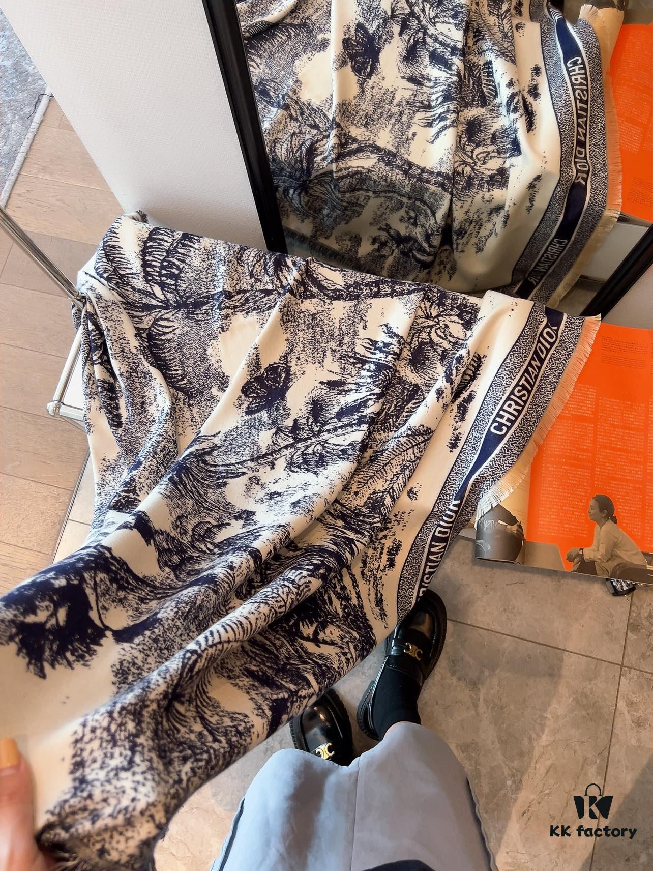 New Arrival❤️ DIOR 2022 Spring Collection 'Rueil Hand-Painted Velvet Scarf'