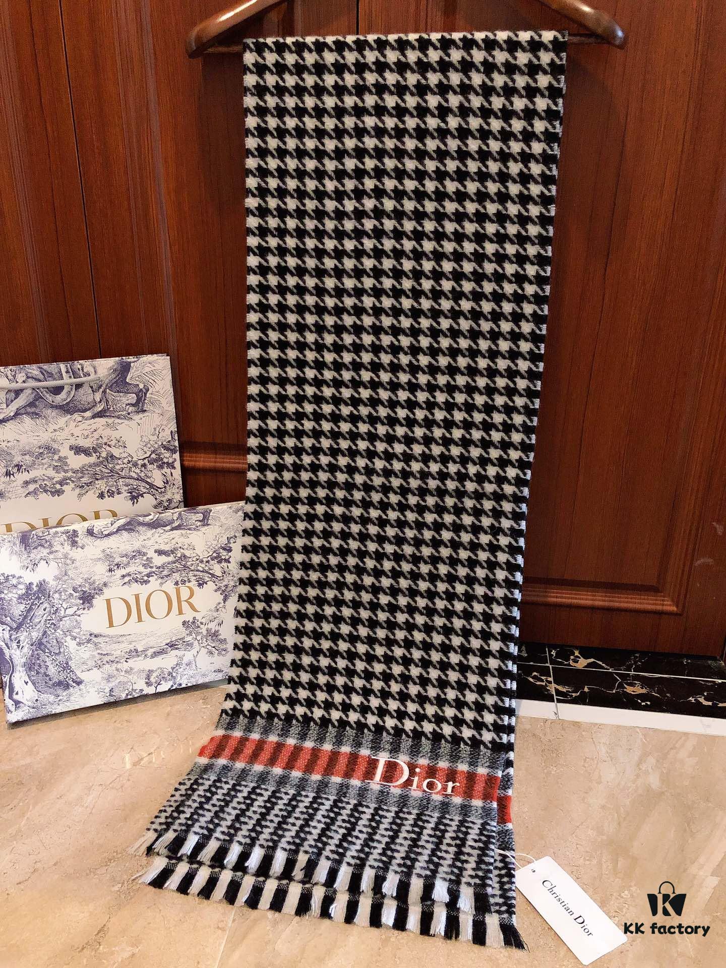 Dior Hot-Selling New Checkered Pattern Scarf, Celebrity Favorite, Classic and Timeless Design