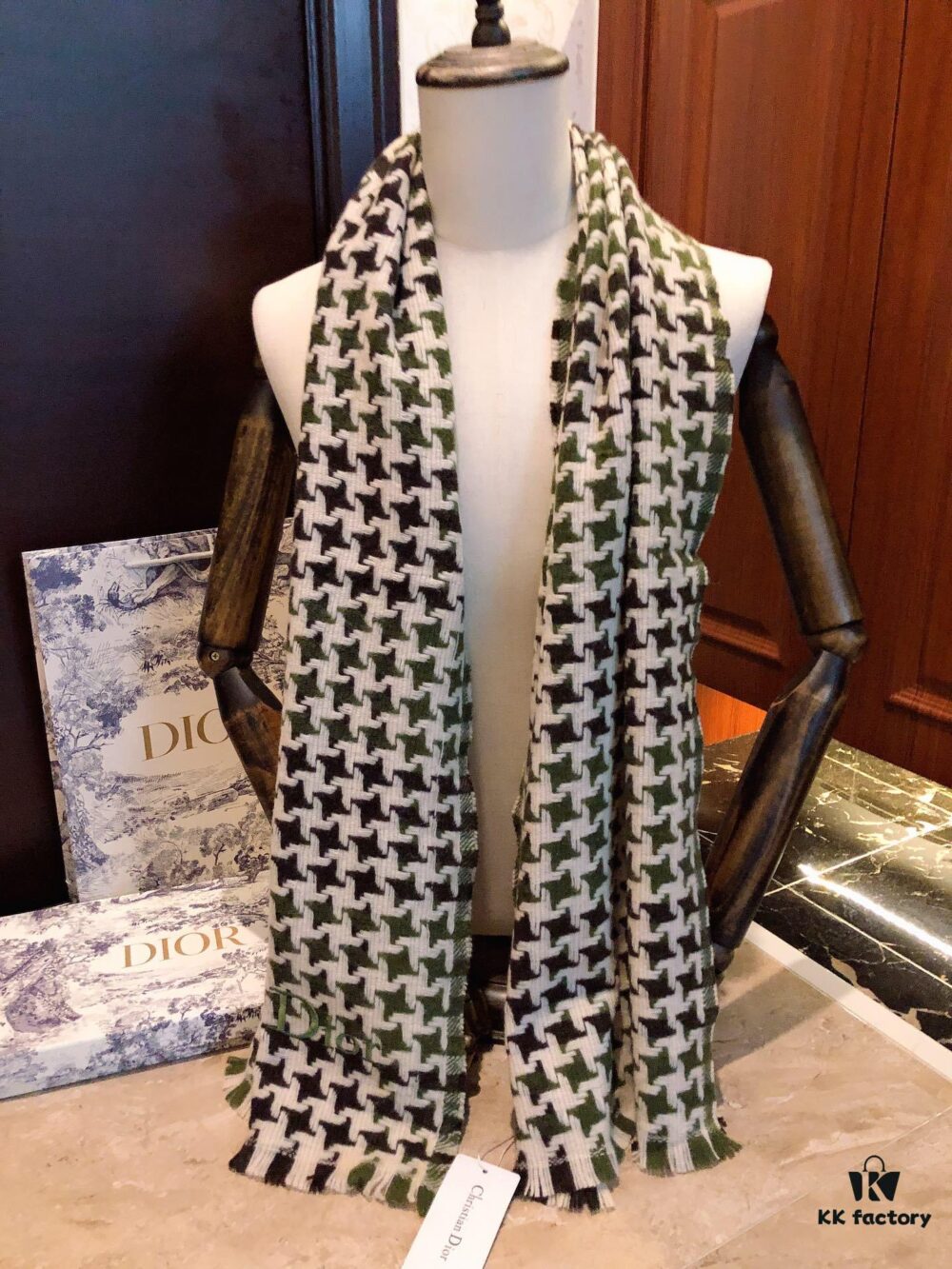 Dior D House Houndstooth Z Street Style! Classic Logo Embroidery, Houndstooth Pattern Gradually Enlarging from Small to Large, Requiring Extremely High Craftsmanship. Perfect Color Matching, All Timelessly Stylish – A Must-Have in Every Color! Material: 100% Wool