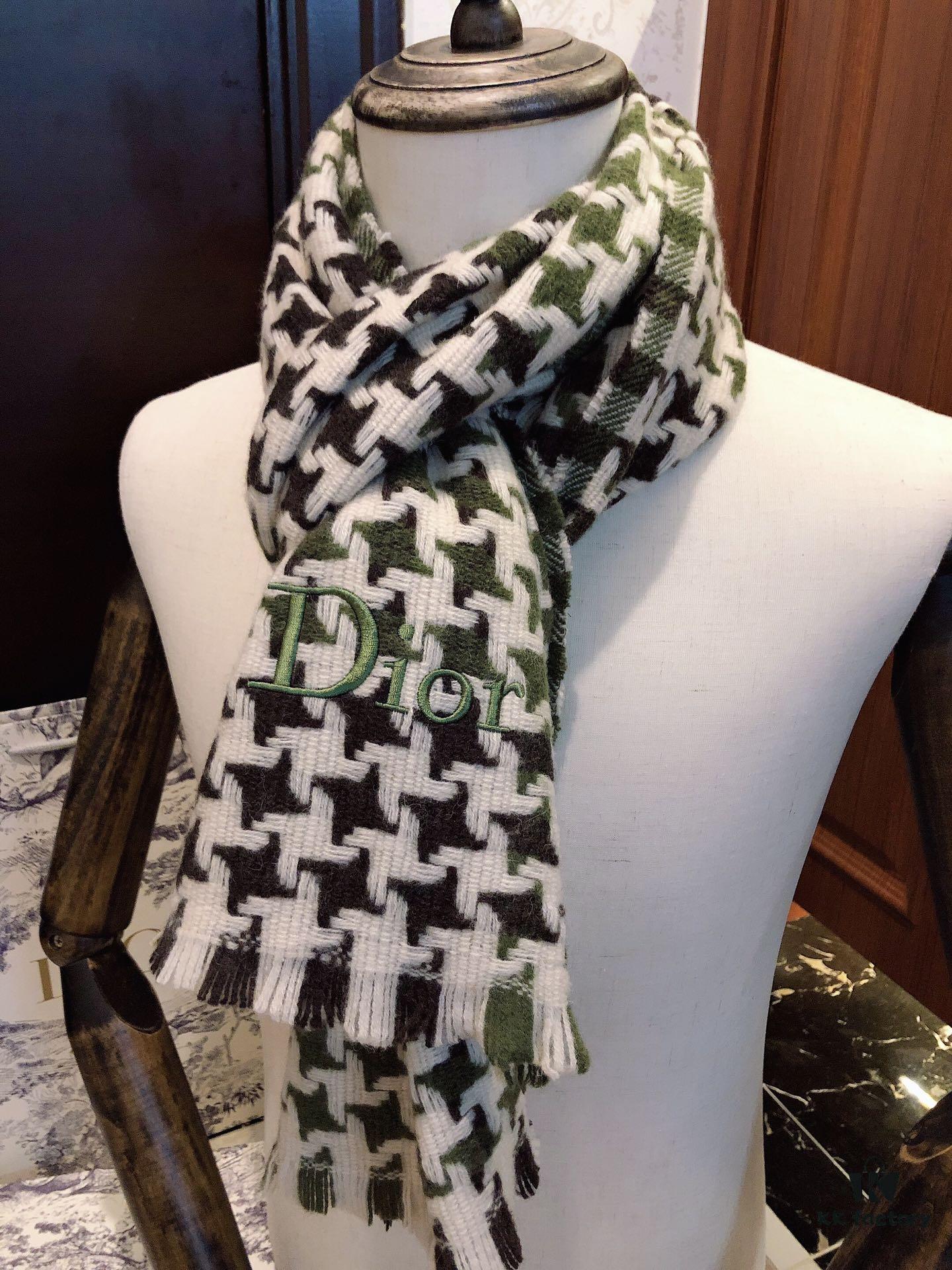 Dior D House Houndstooth Z Street Style! Classic Logo Embroidery, Houndstooth Pattern Gradually Enlarging from Small to Large, Requiring Extremely High Craftsmanship. Perfect Color Matching, All Timelessly Stylish – A Must-Have in Every Color! Material: 100% Wool