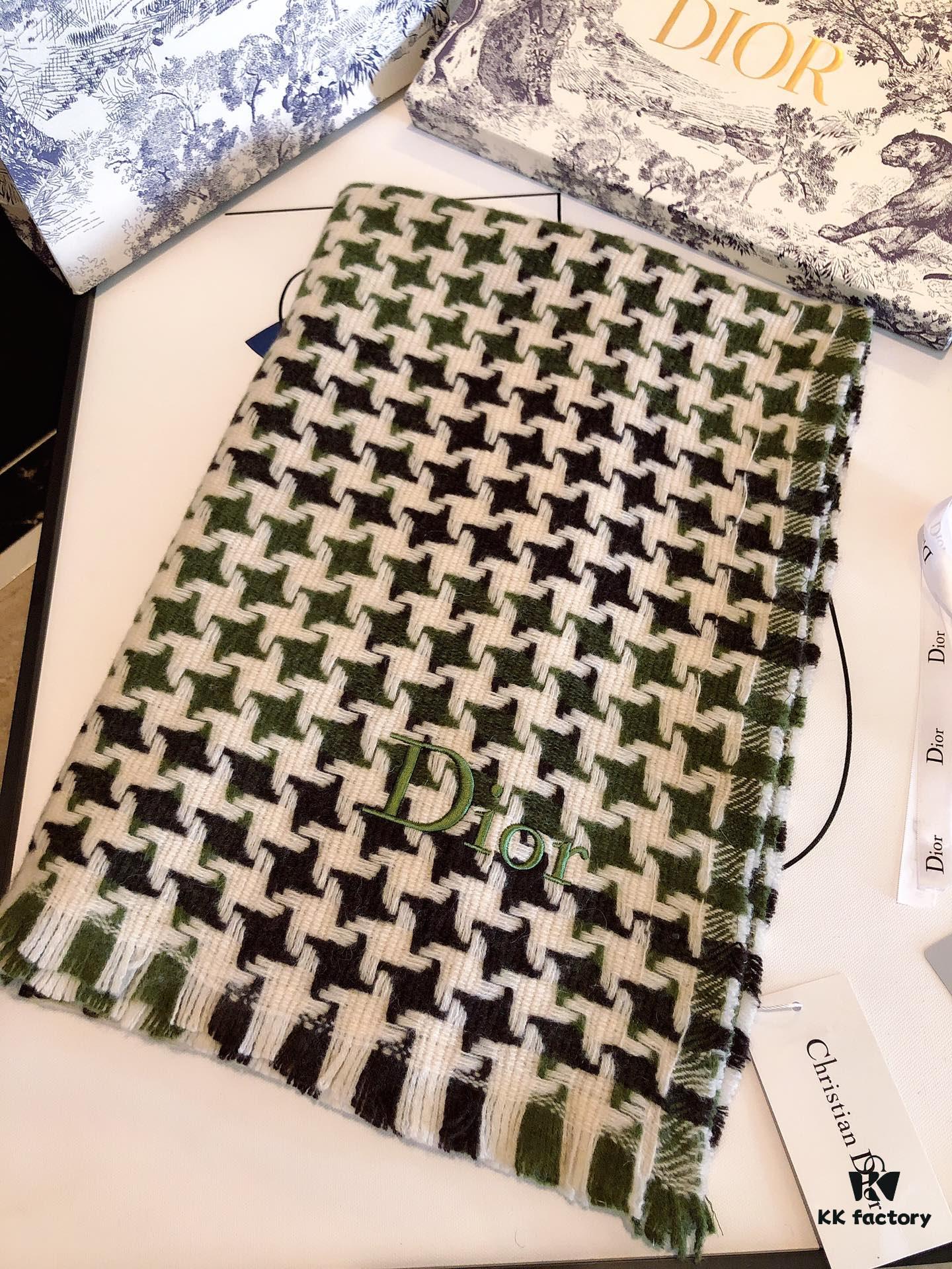 Dior D House Houndstooth Z Street Style! Classic Logo Embroidery, Houndstooth Pattern Gradually Enlarging from Small to Large, Requiring Extremely High Craftsmanship. Perfect Color Matching, All Timelessly Stylish – A Must-Have in Every Color! Material: 100% Wool