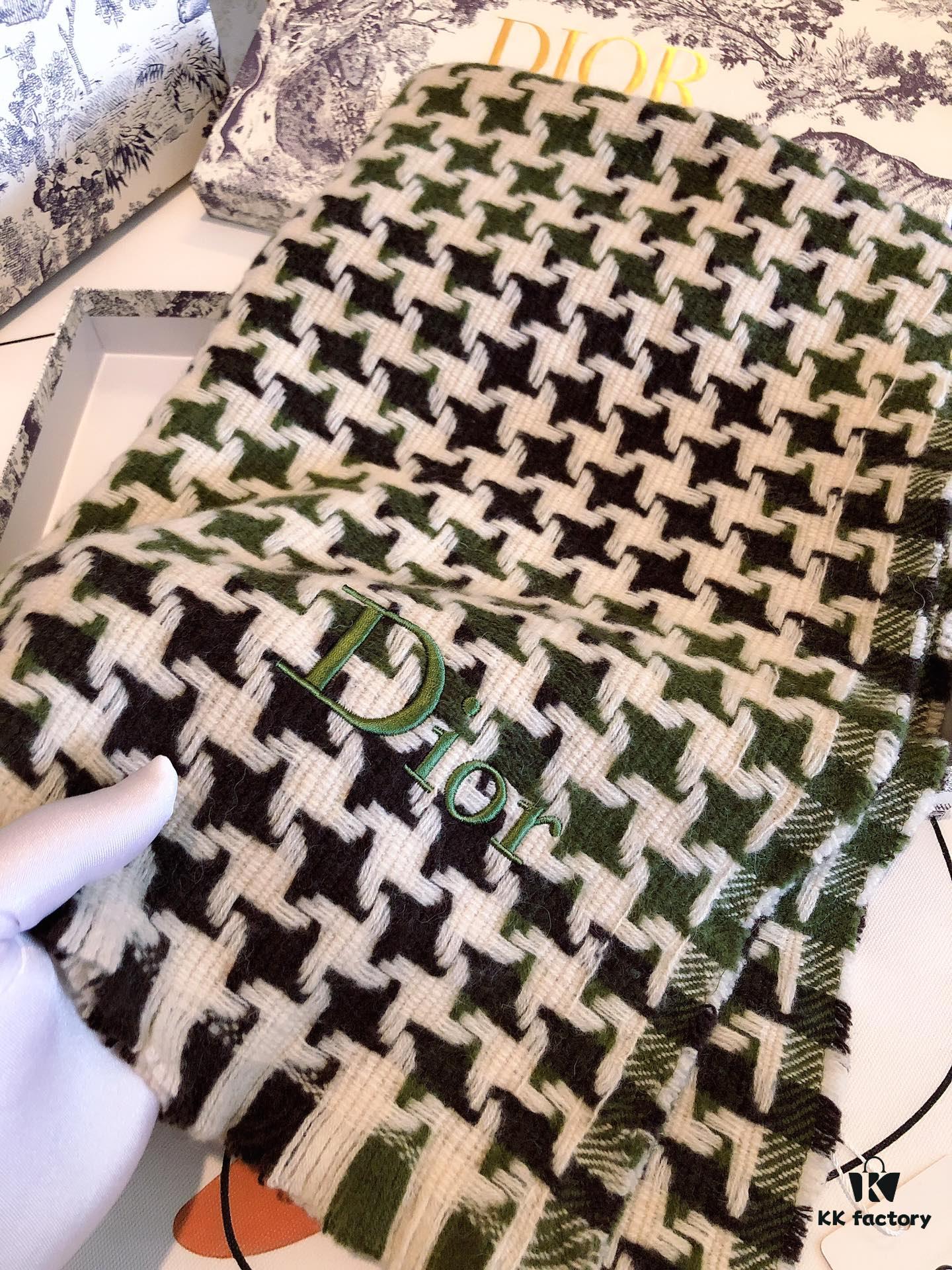Dior D House Houndstooth Z Street Style! Classic Logo Embroidery, Houndstooth Pattern Gradually Enlarging from Small to Large, Requiring Extremely High Craftsmanship. Perfect Color Matching, All Timelessly Stylish – A Must-Have in Every Color! Material: 100% Wool