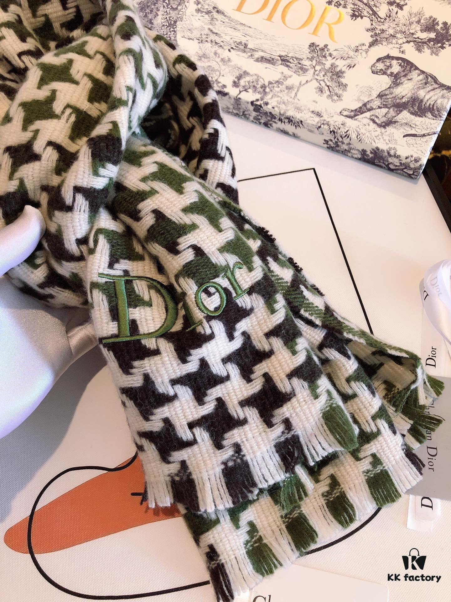 Dior D House Houndstooth Z Street Style! Classic Logo Embroidery, Houndstooth Pattern Gradually Enlarging from Small to Large, Requiring Extremely High Craftsmanship. Perfect Color Matching, All Timelessly Stylish – A Must-Have in Every Color! Material: 100% Wool