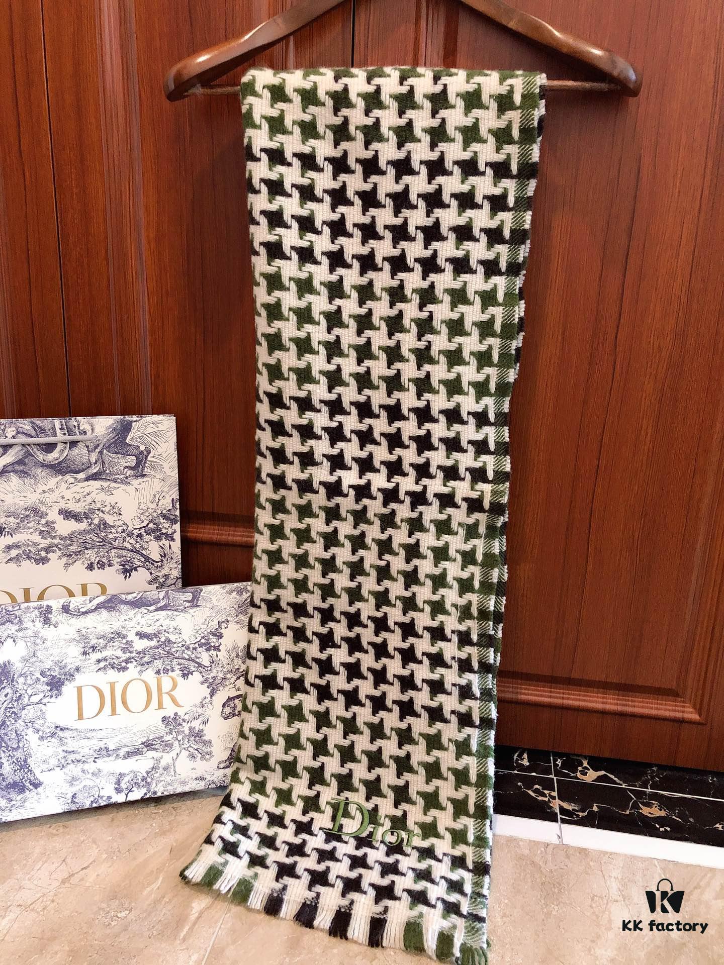 Dior D House Houndstooth Z Street Style! Classic Logo Embroidery, Houndstooth Pattern Gradually Enlarging from Small to Large, Requiring Extremely High Craftsmanship. Perfect Color Matching, All Timelessly Stylish – A Must-Have in Every Color! Material: 100% Wool
