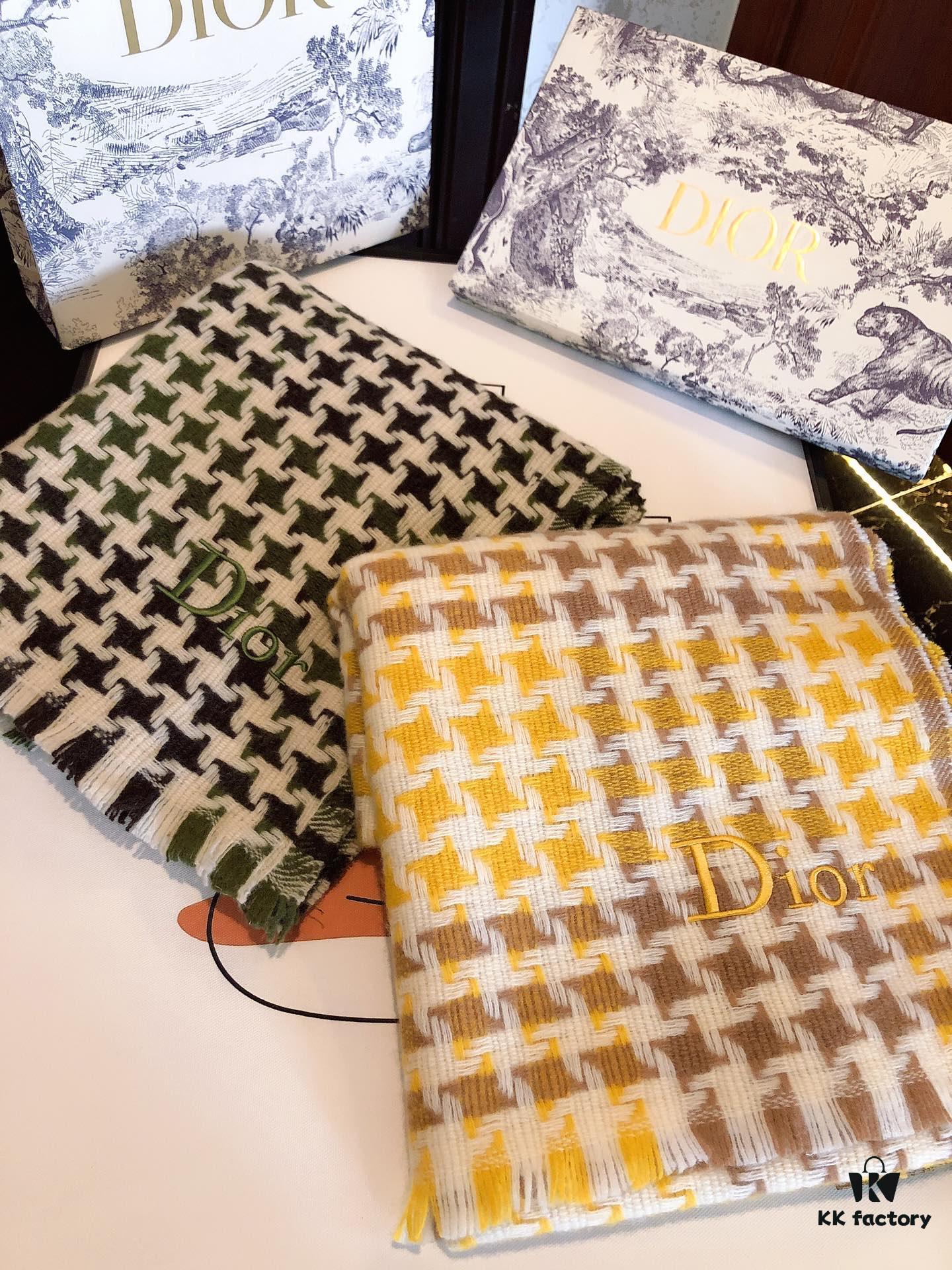 Dior D House Houndstooth Z Street Style! Classic Logo Embroidery, Houndstooth Pattern Gradually Enlarging from Small to Large, Requiring Extremely High Craftsmanship. Perfect Color Matching, All Timelessly Stylish – A Must-Have in Every Color! Material: 100% Wool