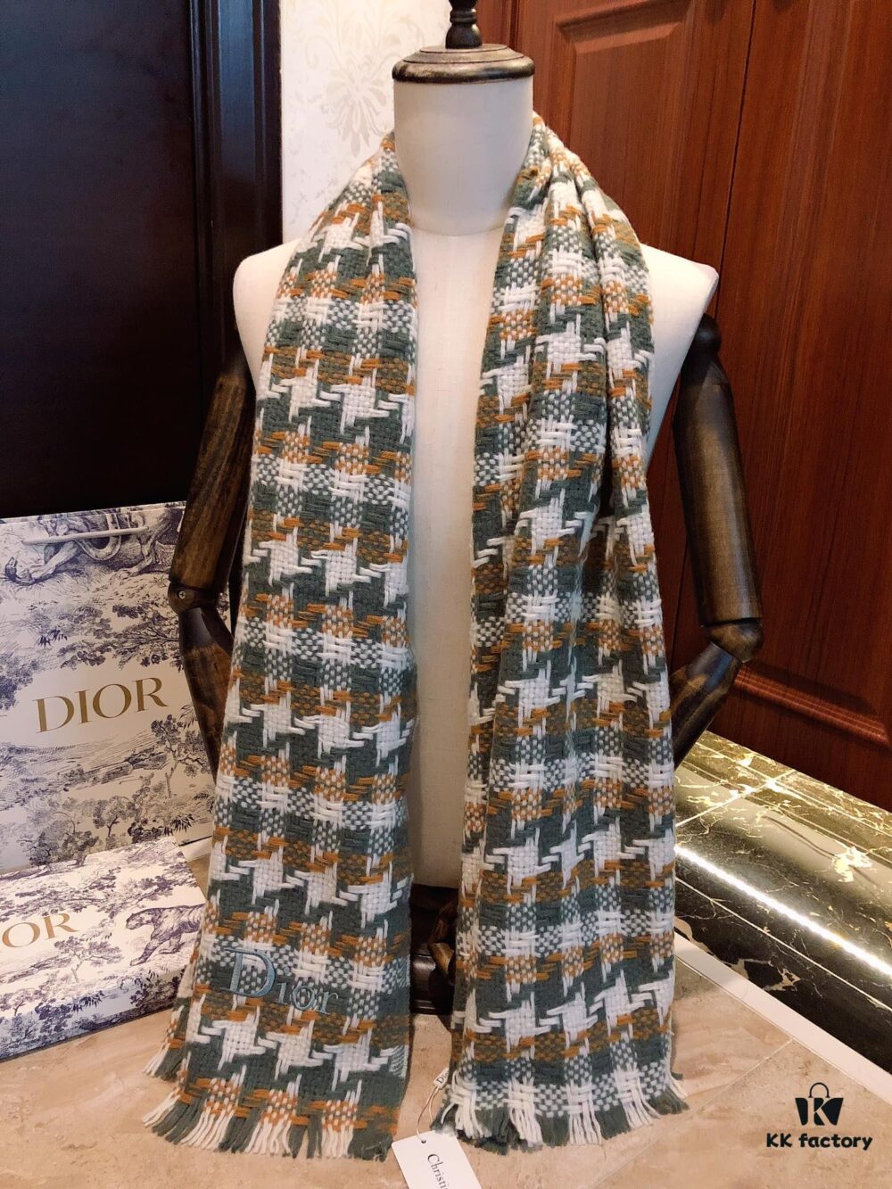 Dior D-House Houndstooth Z-Street Style! Classic logo embroidery, houndstooth pattern arranged from small to large, requiring extremely high craftsmanship. All four colorways are classically stylish—each one a must-have! Material: 100% wool