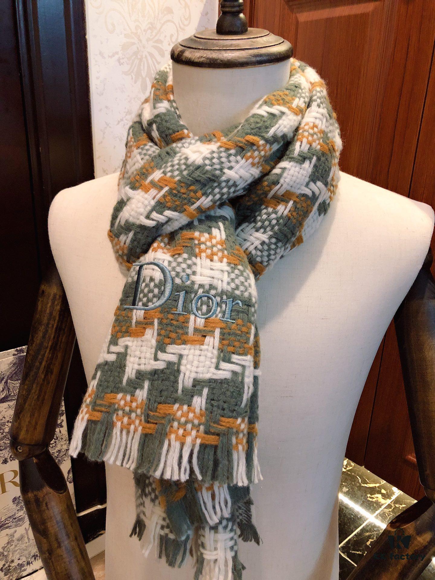 Dior D-House Houndstooth Z-Street Style! Classic logo embroidery, houndstooth pattern arranged from small to large, requiring extremely high craftsmanship. All four colorways are classically stylish—each one a must-have! Material: 100% wool