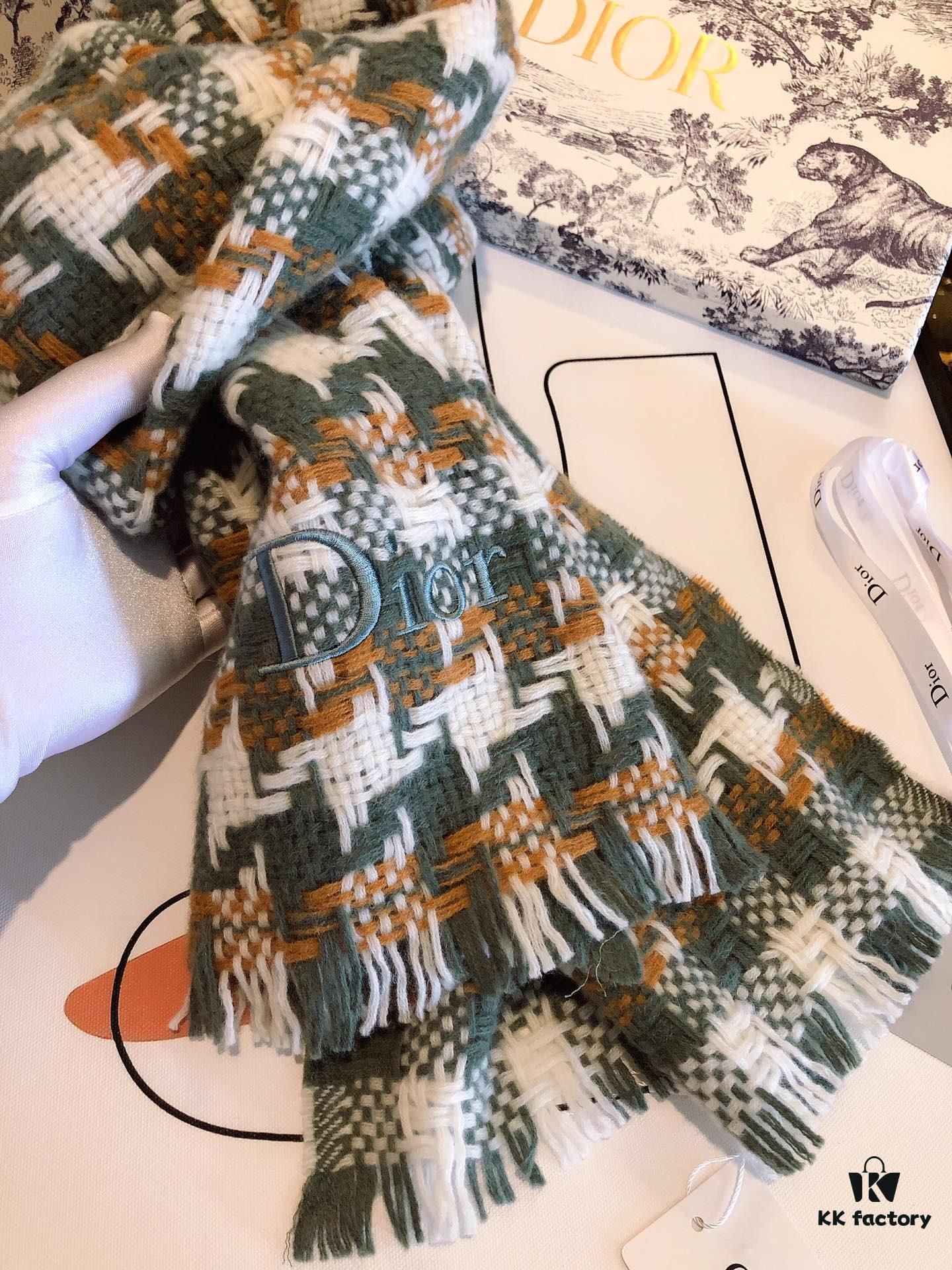 Dior D-House Houndstooth Z-Street Style! Classic logo embroidery, houndstooth pattern arranged from small to large, requiring extremely high craftsmanship. All four colorways are classically stylish—each one a must-have! Material: 100% wool