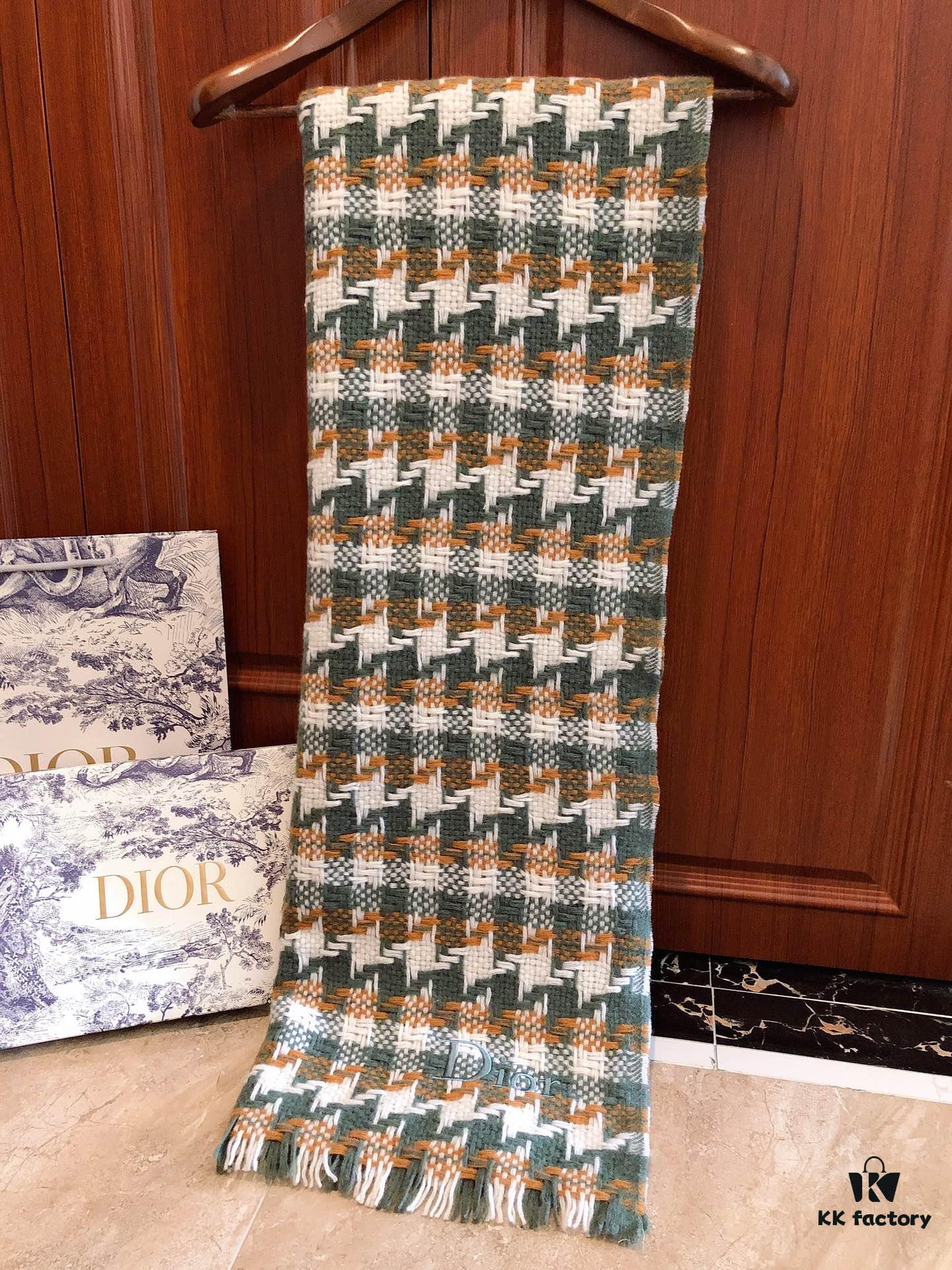 Dior D-House Houndstooth Z-Street Style! Classic logo embroidery, houndstooth pattern arranged from small to large, requiring extremely high craftsmanship. All four colorways are classically stylish—each one a must-have! Material: 100% wool