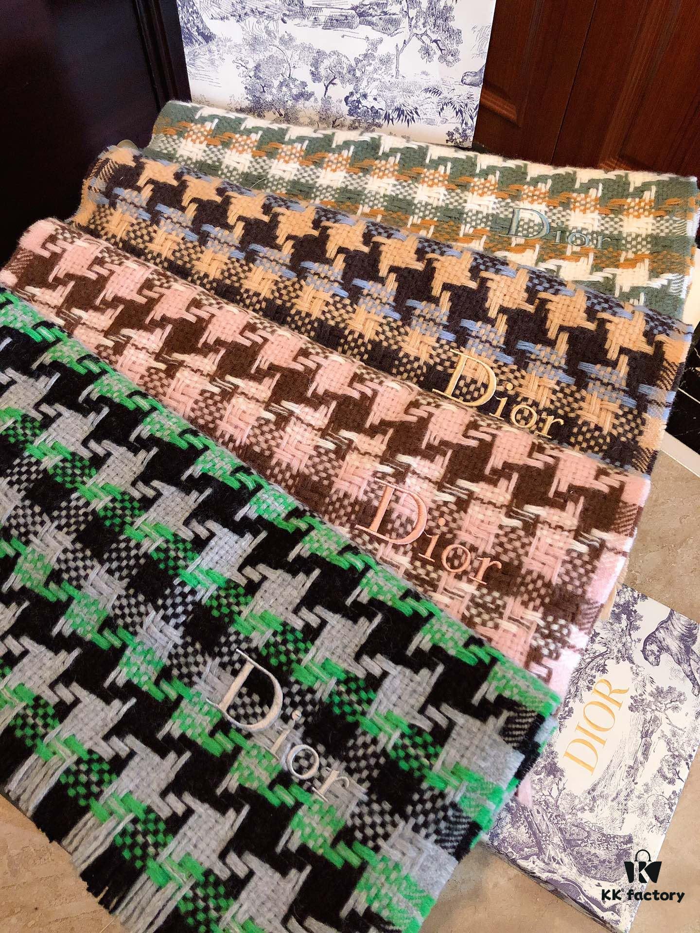 Dior D-House Houndstooth Z-Street Style! Classic logo embroidery, houndstooth pattern arranged from small to large, requiring extremely high craftsmanship. All four colorways are classically stylish—each one a must-have! Material: 100% wool