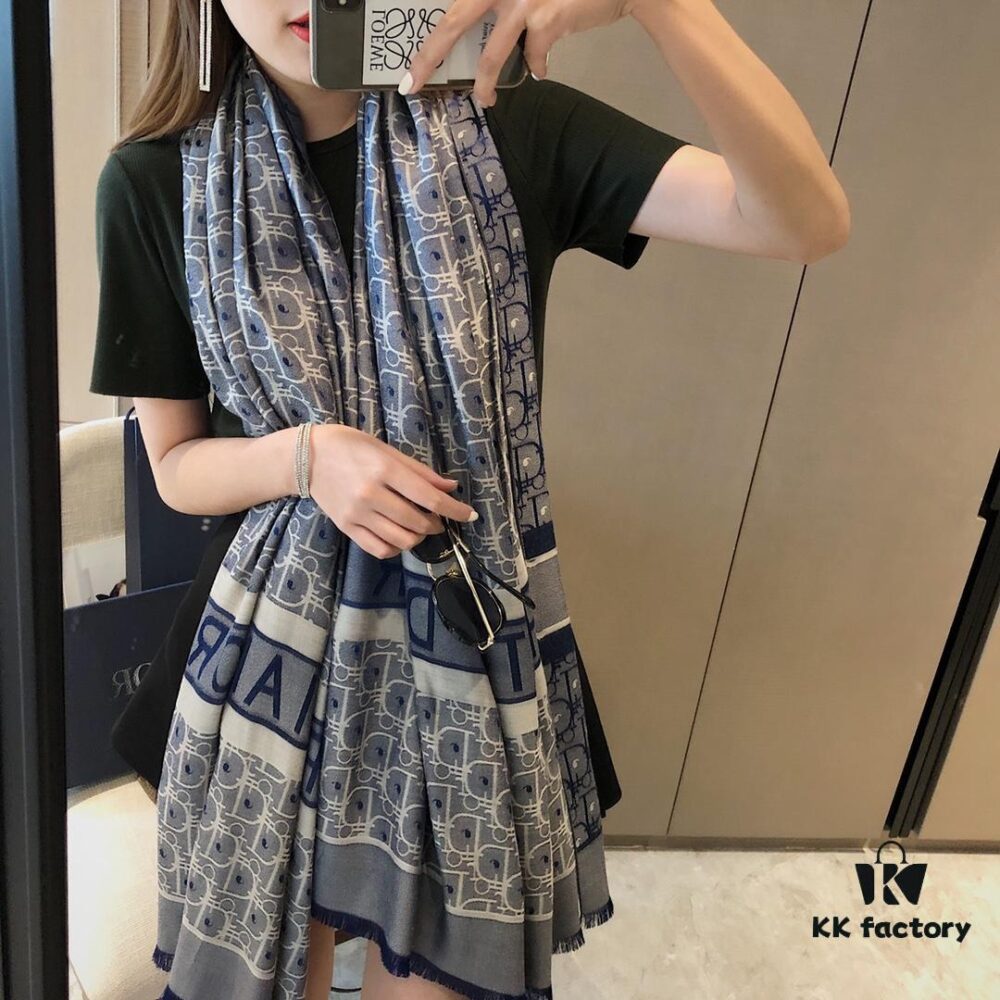 Premium Blue Dior-Style Packaging, Includes Card, Ribbon, Invoice, UnionPay Gift Set 🌹 Export Surplus from Italy, Once Sold Out, No Restocking. High-Quality Tencel Cotton Jacquard Scarf, Suitable for All Seasons, Soft and Skin-Friendly. 4 Designs, 8 Colors Each, Limited Stock Under 50,000 Pieces. Size: Approx. 180×70 cm. Wholesale Orders Welcome for Boutiques