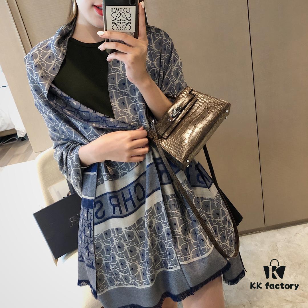 Premium Blue Dior-Style Packaging, Includes Card, Ribbon, Invoice, UnionPay Gift Set 🌹 Export Surplus from Italy, Once Sold Out, No Restocking. High-Quality Tencel Cotton Jacquard Scarf, Suitable for All Seasons, Soft and Skin-Friendly. 4 Designs, 8 Colors Each, Limited Stock Under 50,000 Pieces. Size: Approx. 180×70 cm. Wholesale Orders Welcome for Boutiques