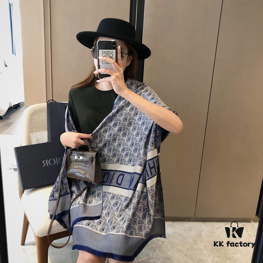 Premium Blue Dior-Style Packaging, Includes Card, Ribbon, Invoice, UnionPay Gift Set 🌹 Export Surplus from Italy, Once Sold Out, No Restocking. High-Quality Tencel Cotton Jacquard Scarf, Suitable for All Seasons, Soft and Skin-Friendly. 4 Designs, 8 Colors Each, Limited Stock Under 50,000 Pieces. Size: Approx. 180×70 cm. Wholesale Orders Welcome for Boutiques