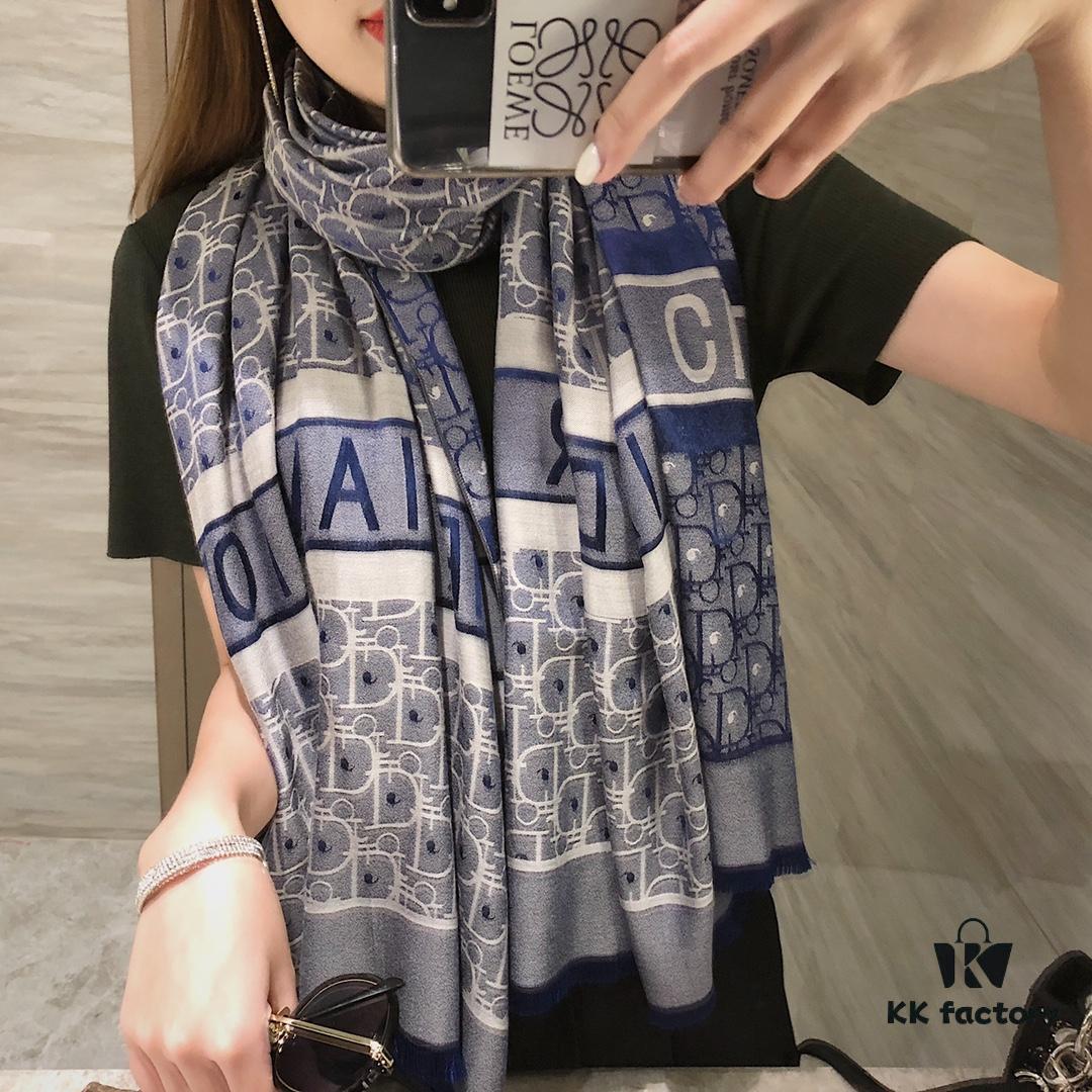 Premium Blue Dior-Style Packaging, Includes Card, Ribbon, Invoice, UnionPay Gift Set 🌹 Export Surplus from Italy, Once Sold Out, No Restocking. High-Quality Tencel Cotton Jacquard Scarf, Suitable for All Seasons, Soft and Skin-Friendly. 4 Designs, 8 Colors Each, Limited Stock Under 50,000 Pieces. Size: Approx. 180×70 cm. Wholesale Orders Welcome for Boutiques