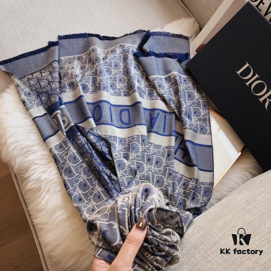 Premium Blue Dior-Style Packaging, Includes Card, Ribbon, Invoice, UnionPay Gift Set 🌹 Export Surplus from Italy, Once Sold Out, No Restocking. High-Quality Tencel Cotton Jacquard Scarf, Suitable for All Seasons, Soft and Skin-Friendly. 4 Designs, 8 Colors Each, Limited Stock Under 50,000 Pieces. Size: Approx. 180×70 cm. Wholesale Orders Welcome for Boutiques