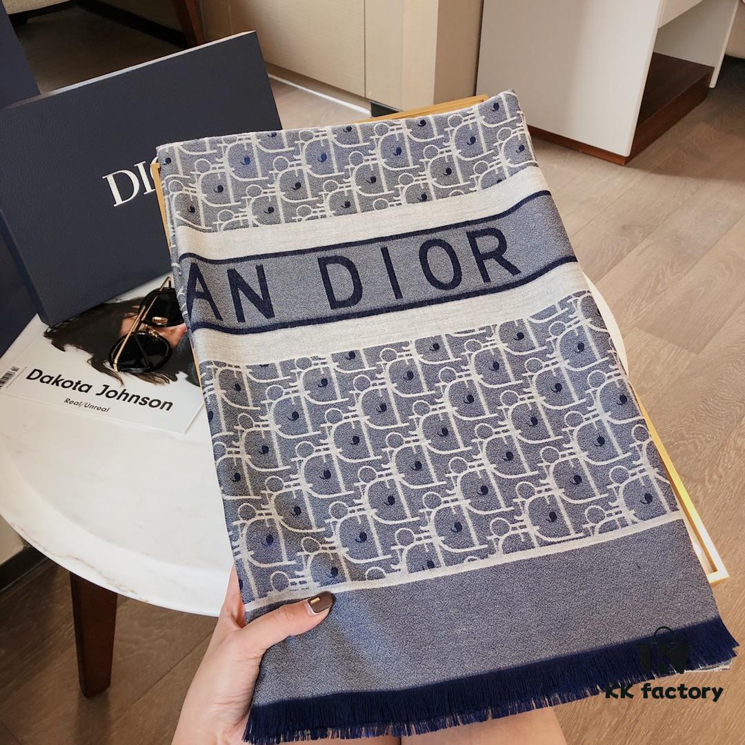 Premium Blue Dior-Style Packaging, Includes Card, Ribbon, Invoice, UnionPay Gift Set 🌹 Export Surplus from Italy, Once Sold Out, No Restocking. High-Quality Tencel Cotton Jacquard Scarf, Suitable for All Seasons, Soft and Skin-Friendly. 4 Designs, 8 Colors Each, Limited Stock Under 50,000 Pieces. Size: Approx. 180×70 cm. Wholesale Orders Welcome for Boutiques
