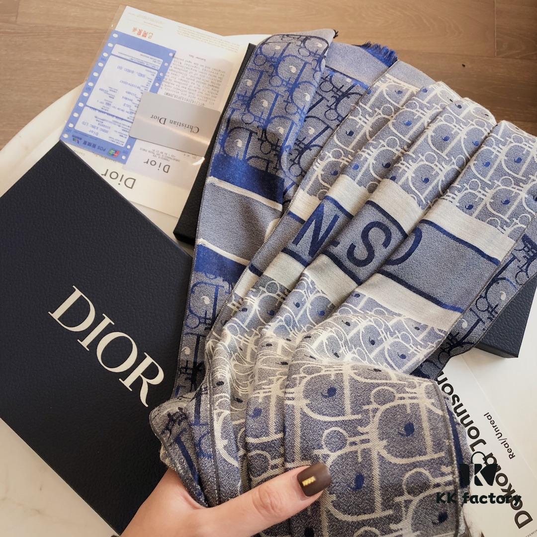 Premium Blue Dior-Style Packaging, Includes Card, Ribbon, Invoice, UnionPay Gift Set 🌹 Export Surplus from Italy, Once Sold Out, No Restocking. High-Quality Tencel Cotton Jacquard Scarf, Suitable for All Seasons, Soft and Skin-Friendly. 4 Designs, 8 Colors Each, Limited Stock Under 50,000 Pieces. Size: Approx. 180×70 cm. Wholesale Orders Welcome for Boutiques
