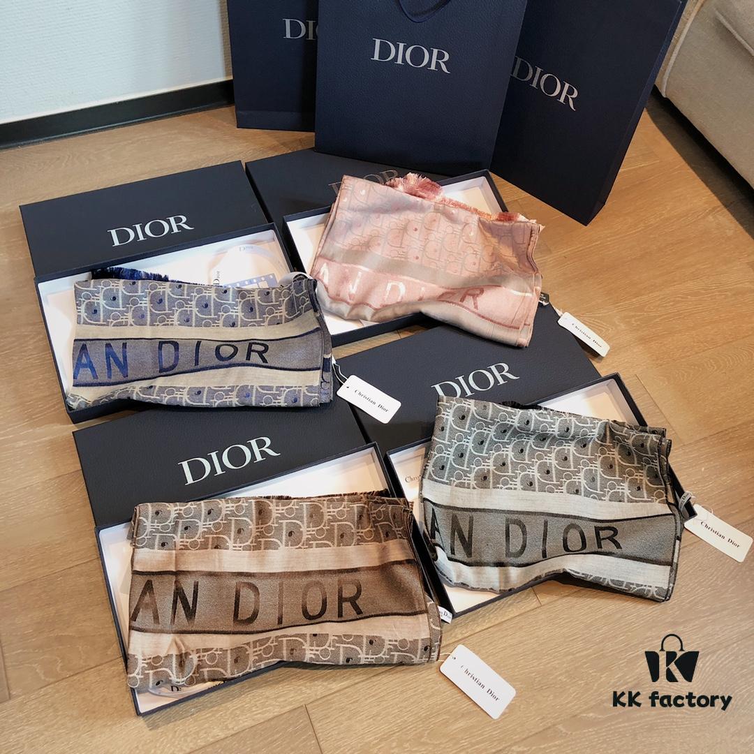 Premium Blue Dior-Style Packaging, Includes Card, Ribbon, Invoice, UnionPay Gift Set 🌹 Export Surplus from Italy, Once Sold Out, No Restocking. High-Quality Tencel Cotton Jacquard Scarf, Suitable for All Seasons, Soft and Skin-Friendly. 4 Designs, 8 Colors Each, Limited Stock Under 50,000 Pieces. Size: Approx. 180×70 cm. Wholesale Orders Welcome for Boutiques