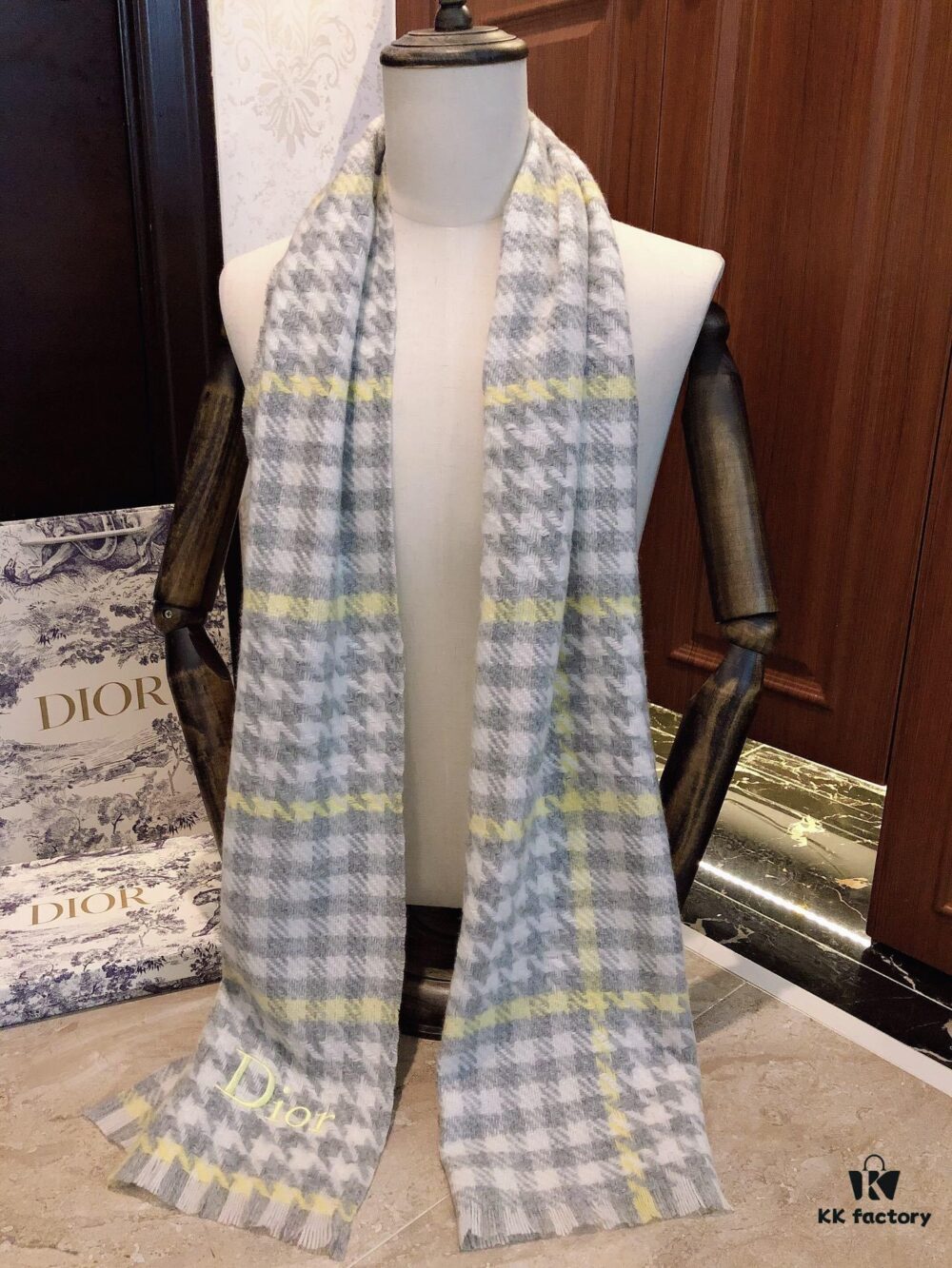 Dior Bestseller Continues! Celebrity-Favorite New Houndstooth Scarf